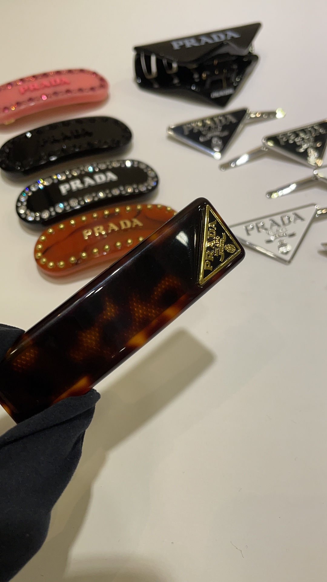 NO:857173,Arrive today in brown color 88160. New style hairpin with golden letters, black dripping oil and triangular logo, tortoiseshell color hairpin. Very versatile Maillard color for everyday use. Very retro and artistic. It has a translucency of amber under the light or sunlight. Y2k hot girl school belle Bai Fumei equipment. Buy it and earn z customization. Same brass material, hairpins, Cardia high-end jewelry.19860909今日到货棕色88160 新款金色字母黑色滴油三角标玳瑁色发夹 日常超百搭的美拉德色系 很复古文艺 灯光下或阳光下有种琥珀的透亮感 y2k辣妹校花白富美装备 买到赚到 z定制 一致黄铜材质,,hairpins,卡迪亚高端饰品,Jewelry