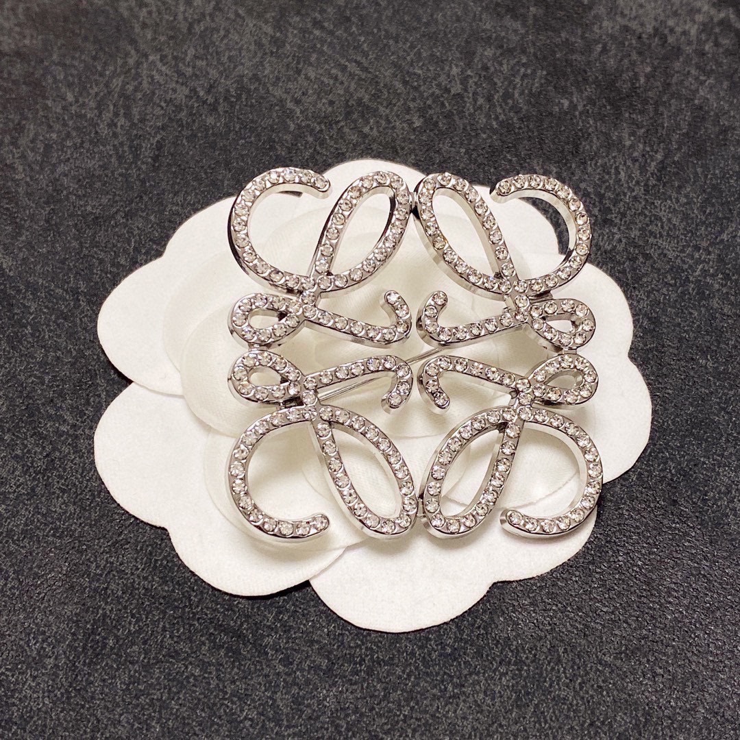 LOEWE’s Silver Needle Money: Simple, Elegant Threads for Suits, Coats, and T-Shirts - 图片 6