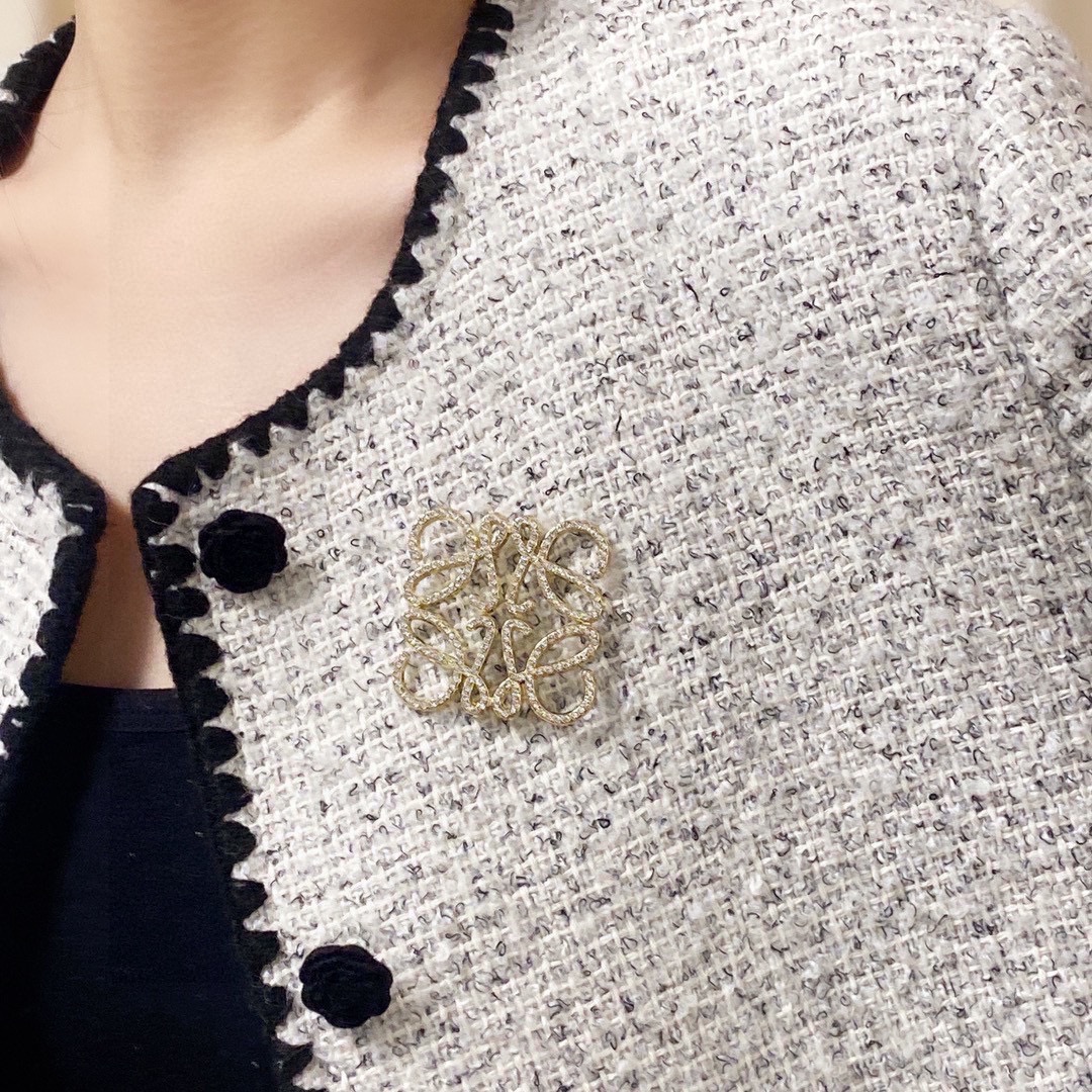 LOEWE’s Silver Needle Money: Simple, Elegant Threads for Suits, Coats, and T-Shirts - 图片 2