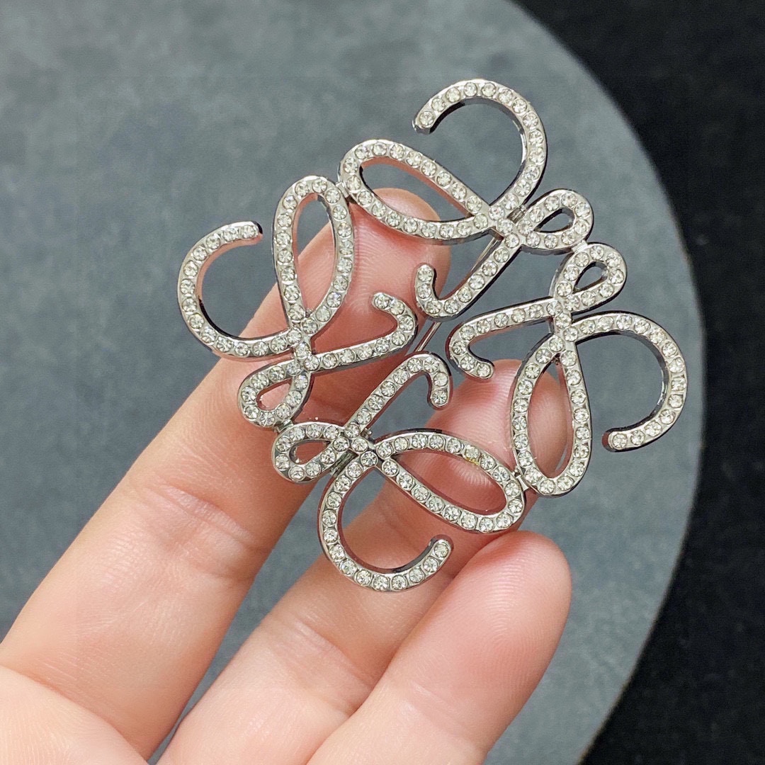 LOEWE’s Silver Needle Money: Simple, Elegant Threads for Suits, Coats, and T-Shirts - 图片 8