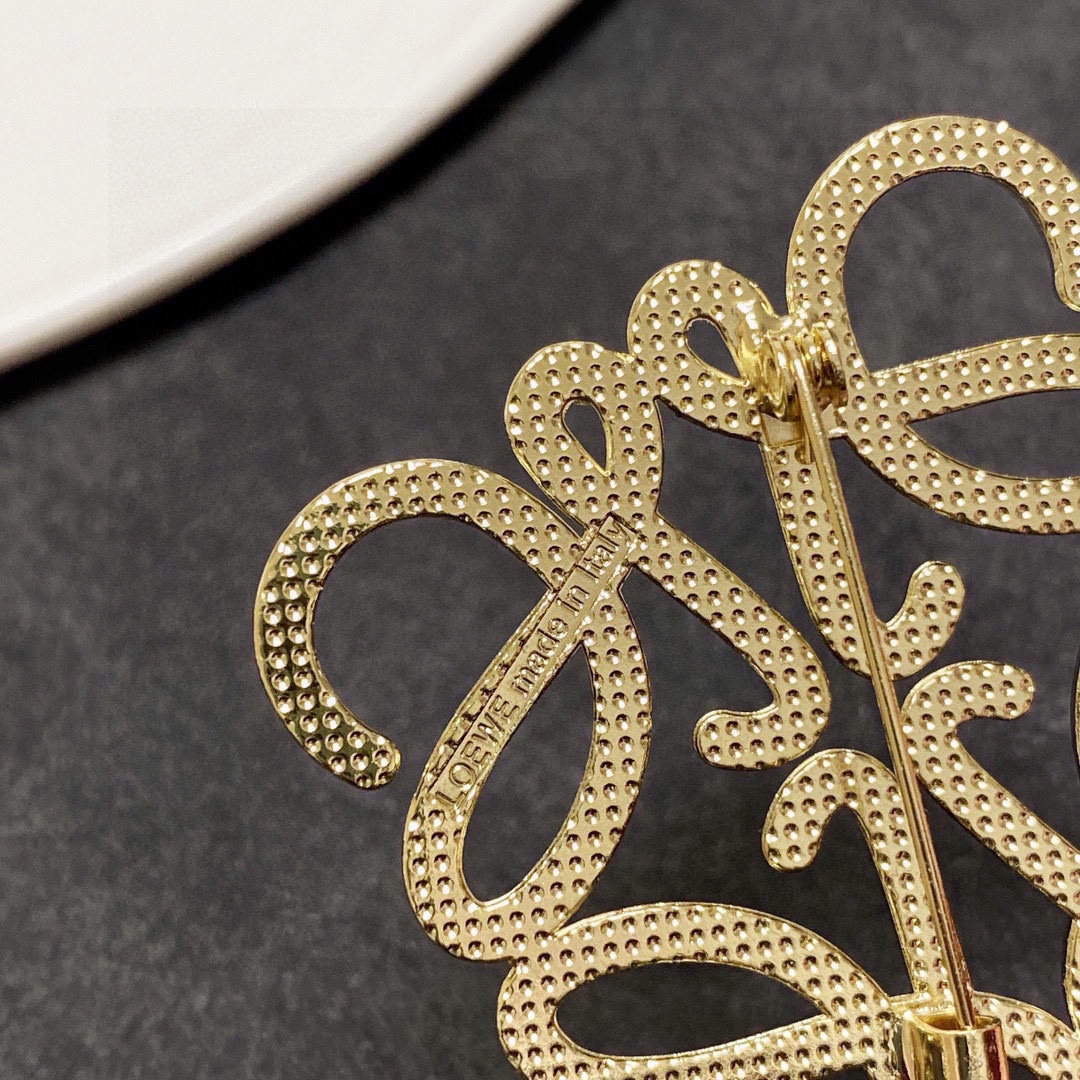LOEWE’s Silver Needle Money: Simple, Elegant Threads for Suits, Coats, and T-Shirts - 图片 5