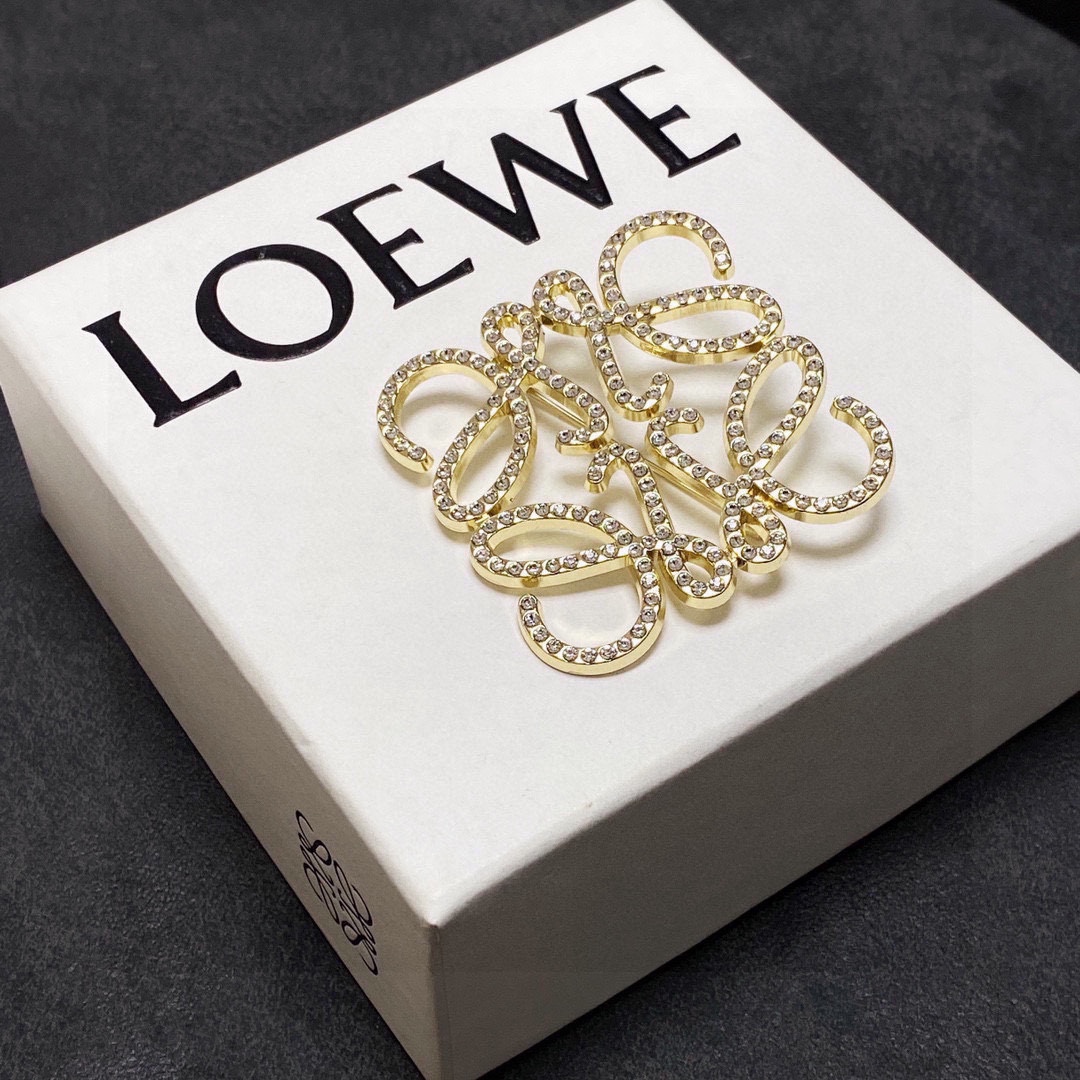 LOEWE’s Silver Needle Money: Simple, Elegant Threads for Suits, Coats, and T-Shirts - 图片 7