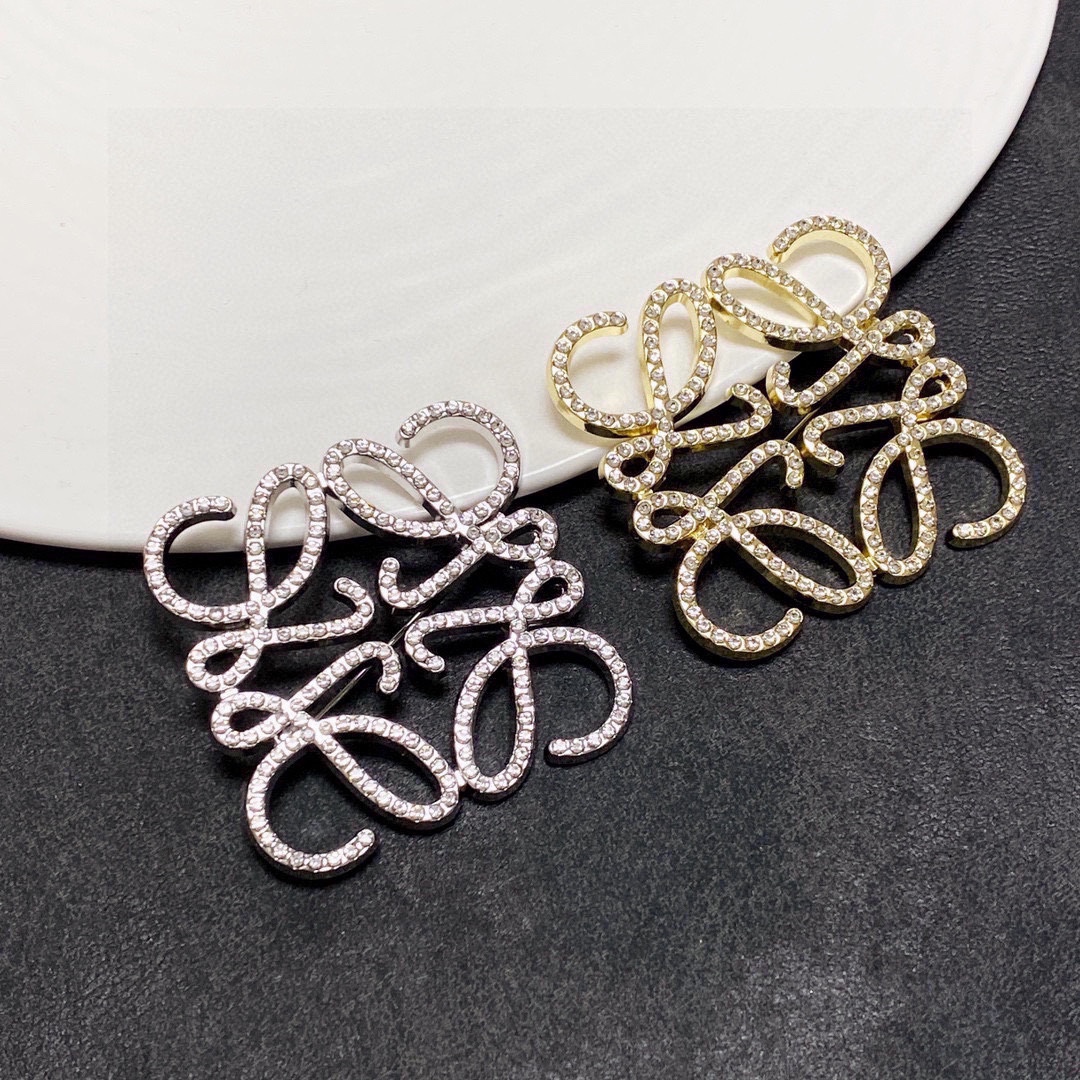 LOEWE’s Silver Needle Money: Simple, Elegant Threads for Suits, Coats, and T-Shirts - 图片 3