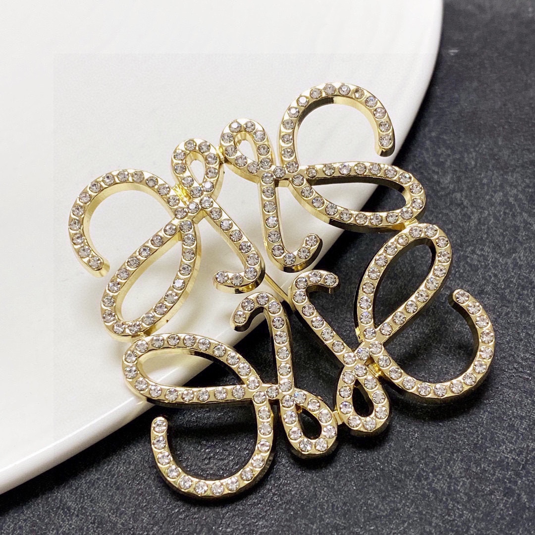 LOEWE’s Silver Needle Money: Simple, Elegant Threads for Suits, Coats, and T-Shirts - 图片 4
