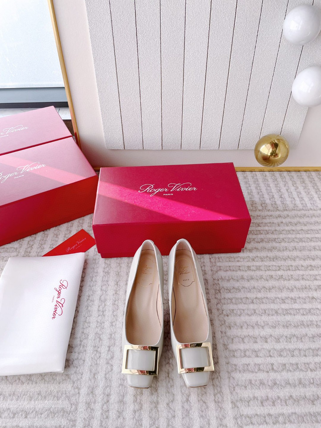 NO:165195,Out of stock * (inspection level) RV is a fashion benchmark in the shoe industry. Classic square buckles are the brand’s logo. It’s hard to dislike them. Pair most of the clothes in your closet to work. The dates are simple and tasteless. Let’s call the classic square buckles again!  This series can really be closed. Just pick the color according to your preference. They are all very versatile. The style will not be outdated after wearing for a few years. Moreover, all kinds of clothes are easy to control and not picky. They can also hold on to the scene in daily or important occasions. They are exquisite and cool, and the upper body is full of temperament~ Original leather sole of the sole Material: Original custom patent leather Inner imported sheepskin Inner Hardware Original 11 Customized Square Buckle Size 34-41 Size 34/40/41 Customized Heel High Flat Sole/2.5 Low Heel/4.5 Straight Heel/4.5 Slanted Heel/7.5 Slim Heel Shoe Box with Original Full Package, Single Shoes, Sheepskin, Leather Soles19860909出 现货 *（验货级别） RV作为鞋界时尚标杆 经典方扣是品牌的标志 很难让人不喜欢 搭配你衣橱里大部分衣服上班 约会都简洁不失品味 又来给经典款方扣单鞋打call咯！ 这个系列真的可以闭眼入哦, 颜色按喜好去pick就好,都很百搭 版型随便穿几年都不会过时, 并且各种衣服上身都好驾驭且不挑, 日常或者是重要场合也都撑得住场面的, 可精致可酷飒,上身气质感满满~ 鞋底原版真皮大底 材质: 原版定制漆皮 内里进口羊皮内里 五金原版11定制方扣 码数34-41码 34/40/41定制 跟高平底/2.5低跟/4.5直跟/4.5斜跟/7.5细跟 鞋盒配原版全套包装,单鞋,sheepskin,Leather soles,Women's Shoes