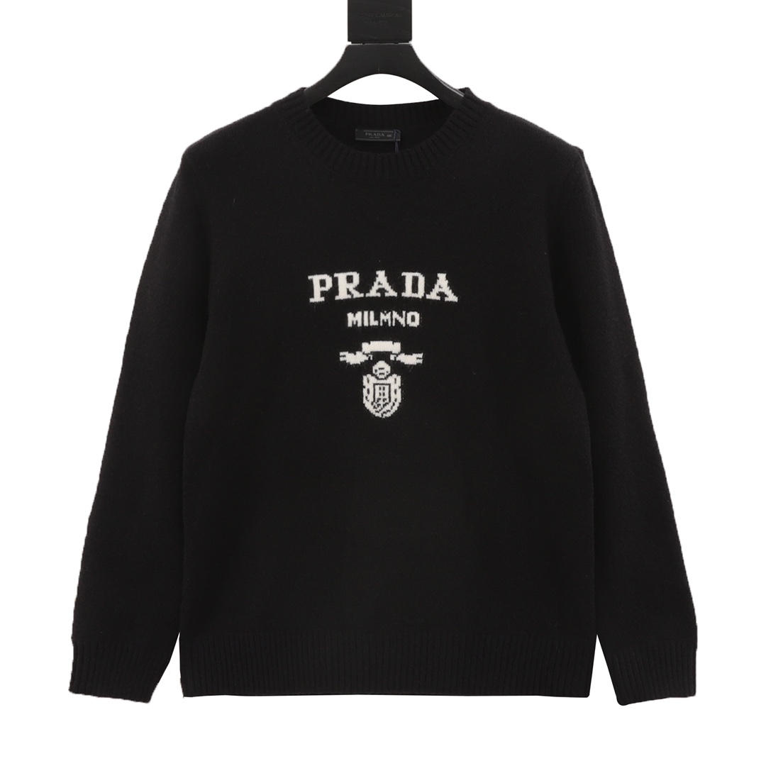 Prada/Prada Suéter con cuello redondo y letras jacquard en el pecho La prenda clásica de la familia P está aquí nuevame…