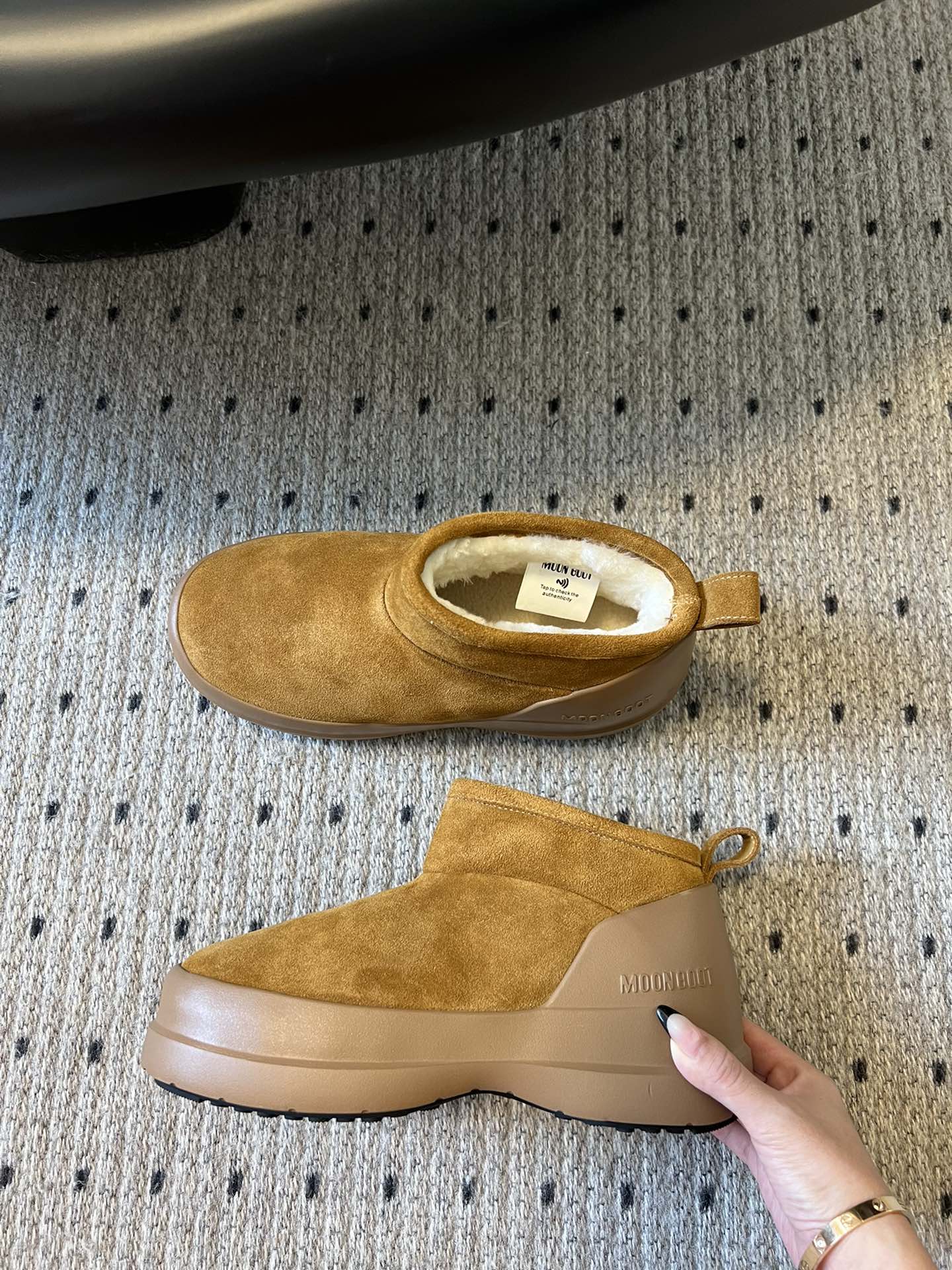 代购级别 MOON BOOT LUNA系列 24秋冬季新款 雪地靴 一双不分左右脚的鞋！超有特点！软软糯