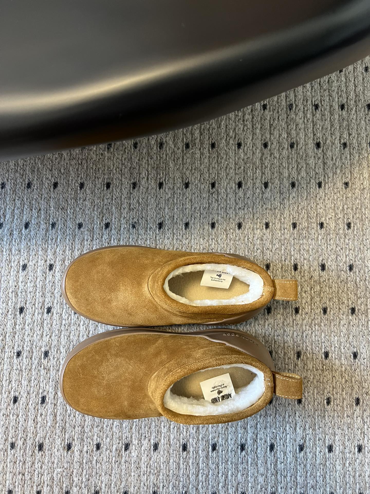 代购级别 MOON BOOT LUNA系列 24秋冬季新款 雪地靴 一双不分左右脚的鞋！超有特点！软软糯