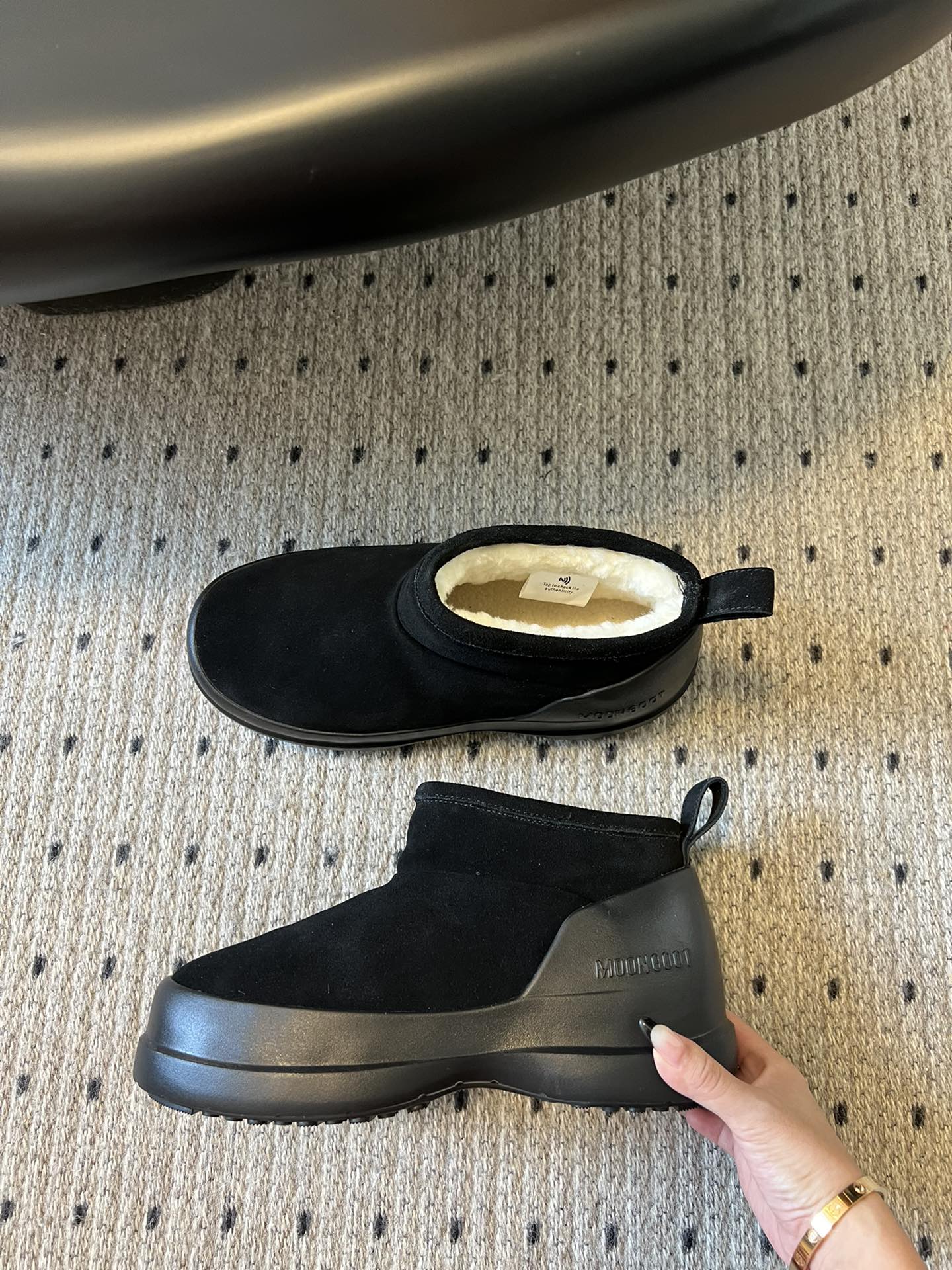 代购级别 MOON BOOT LUNA系列 24秋冬季新款 雪地靴 一双不分左右脚的鞋！超有特点！软软糯