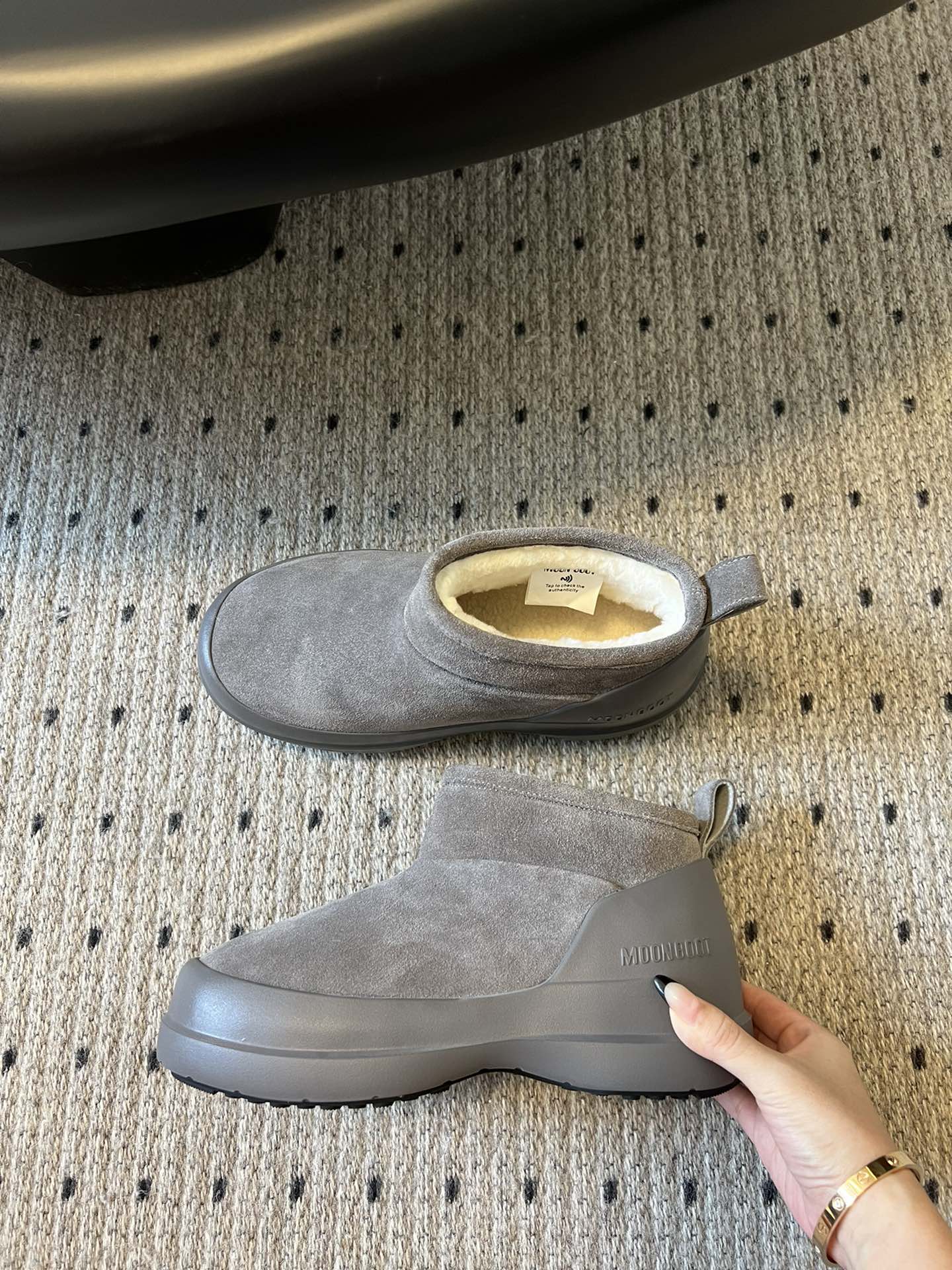 代购级别 MOON BOOT LUNA系列 24秋冬季新款 雪地靴 一双不分左右脚的鞋！超有特点！软软糯