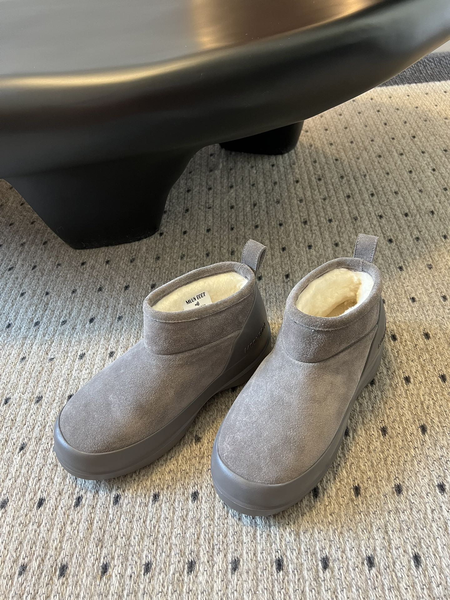 代购级别 MOON BOOT LUNA系列 24秋冬季新款 雪地靴 一双不分左右脚的鞋！超有特点！软软糯