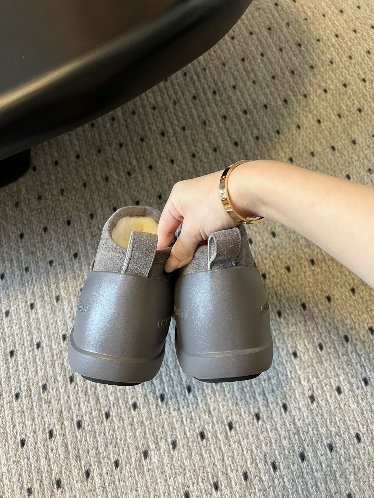 代购级别 MOON BOOT LUNA系列 24秋冬季新款 雪地靴 一双不分左右脚的鞋！超有特点！软软糯