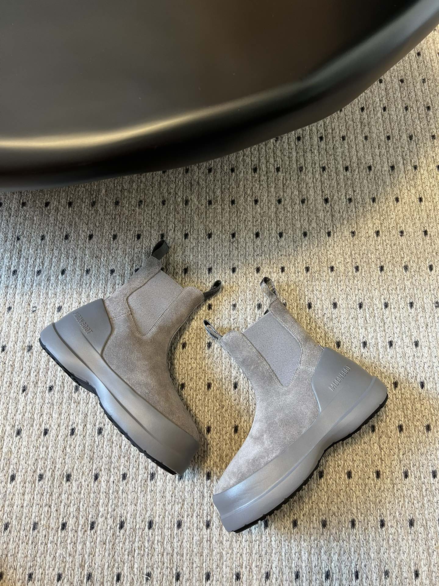 代购级别 MOON BOOT LUNA系列 24秋冬季新款 雪地靴 一双不分左右脚的鞋！超有特点！软软糯