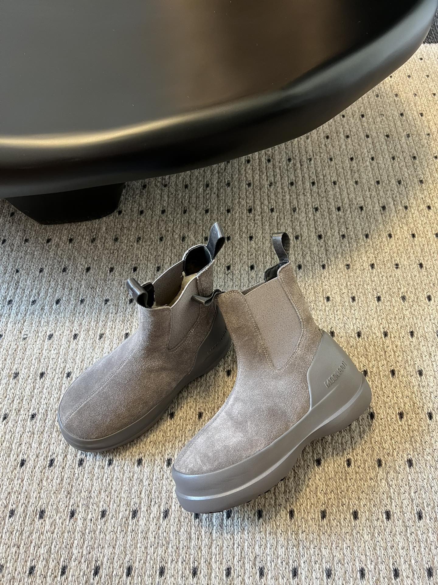 代购级别 MOON BOOT LUNA系列 24秋冬季新款 雪地靴 一双不分左右脚的鞋！超有特点！软软糯