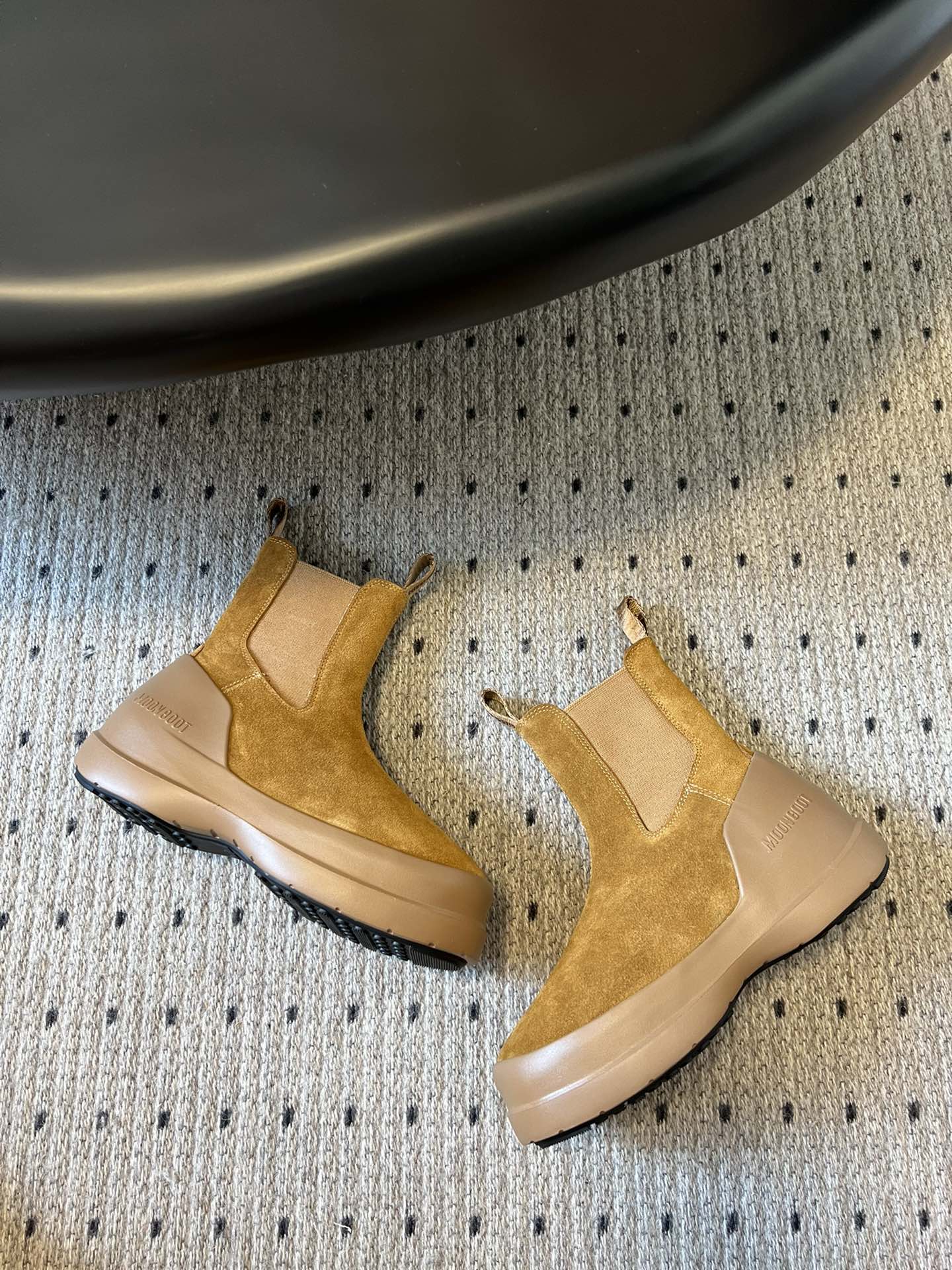 代购级别 MOON BOOT LUNA系列 24秋冬季新款 雪地靴 一双不分左右脚的鞋！超有特点！软软糯