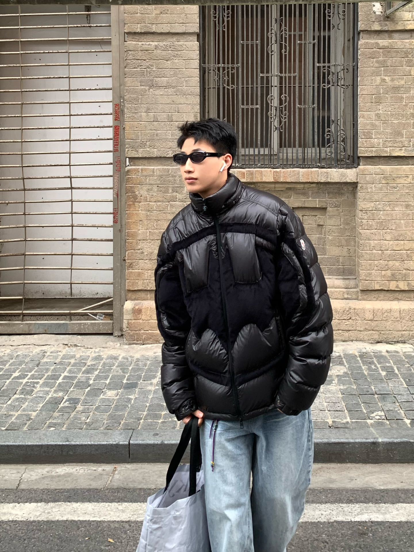 羽绒服-。Moncler 蝙蝠侠标识羽绒服
定制墨韵高级炭黑涂层风衣面料 定制韩韵流光丝绒针织面料 采用
