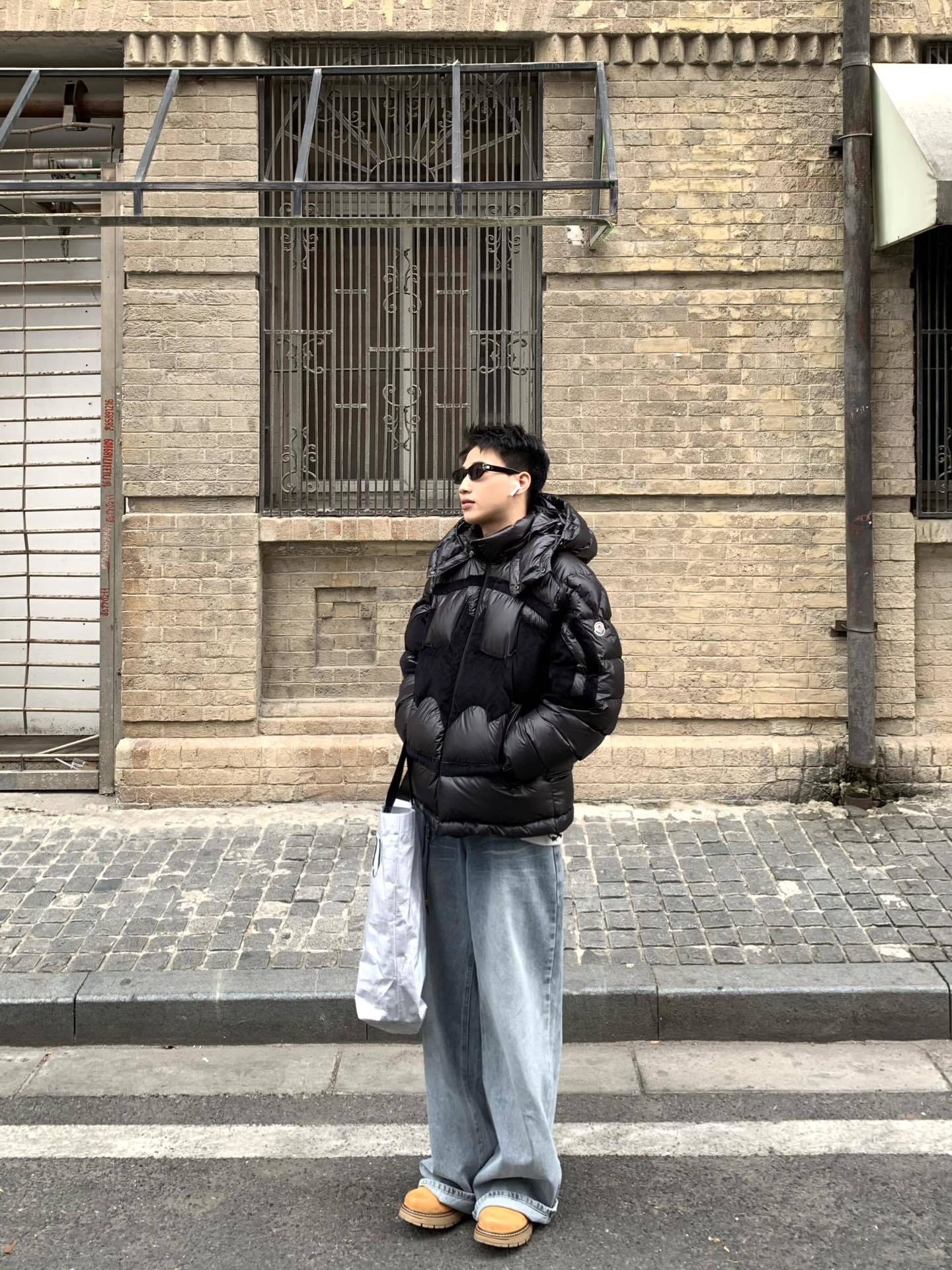羽绒服-。Moncler 蝙蝠侠标识羽绒服
定制墨韵高级炭黑涂层风衣面料 定制韩韵流光丝绒针织面料 采用