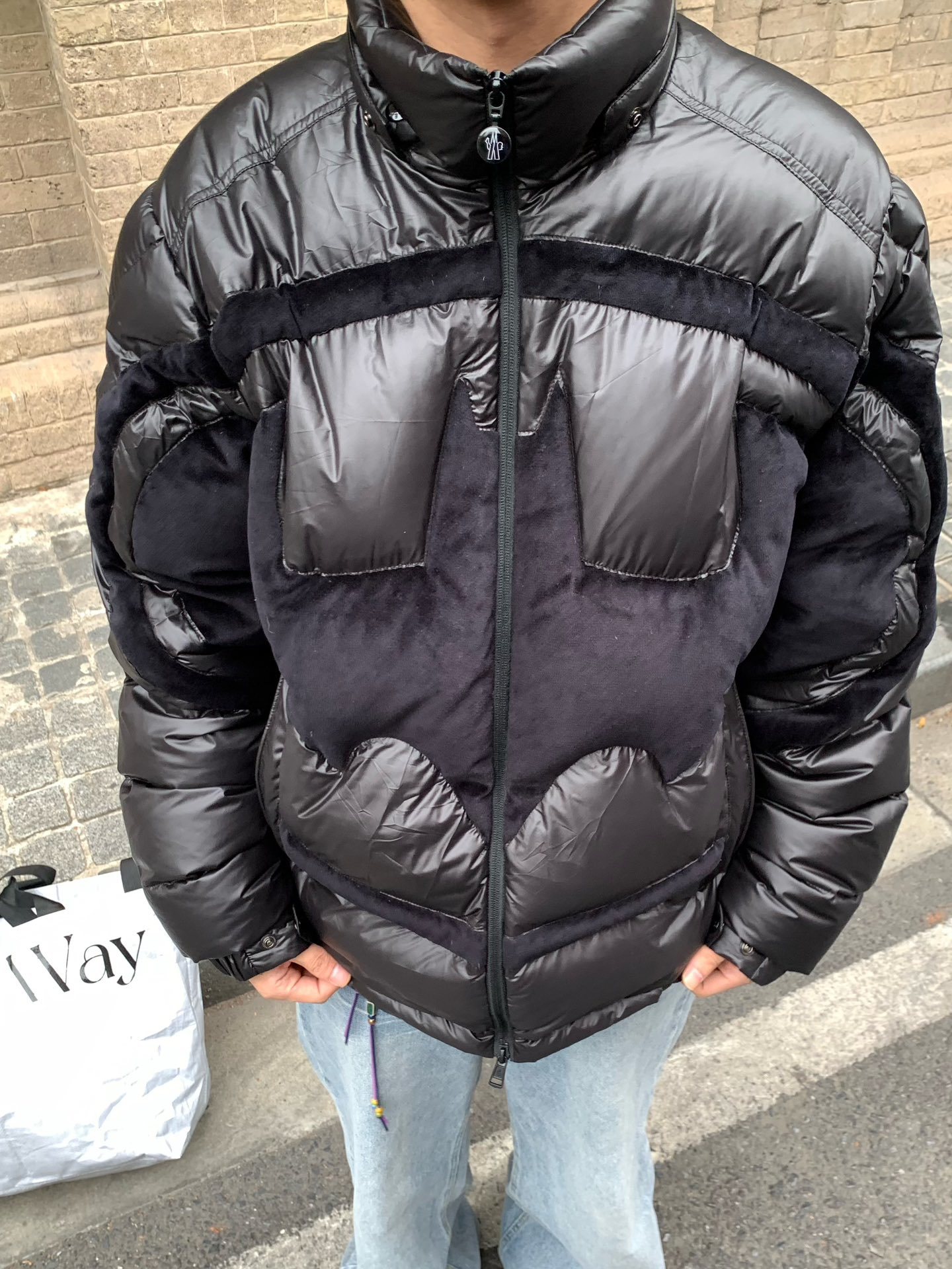 羽绒服-。Moncler 蝙蝠侠标识羽绒服
定制墨韵高级炭黑涂层风衣面料 定制韩韵流光丝绒针织面料 采用