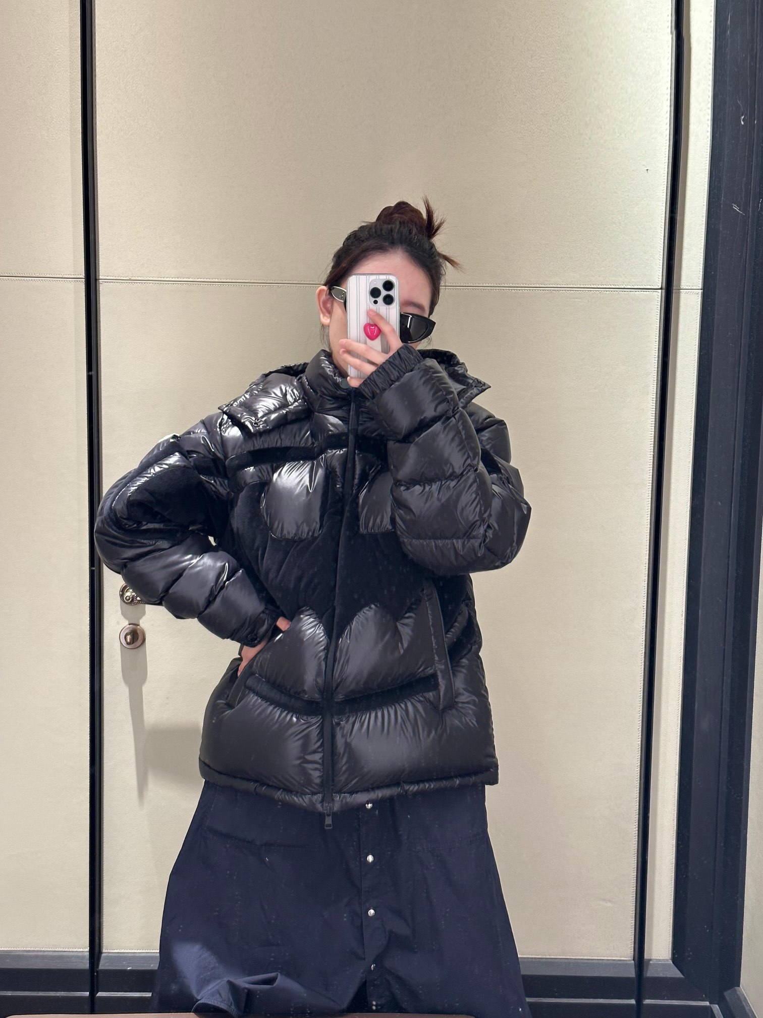 羽绒服-。Moncler 蝙蝠侠标识羽绒服
定制墨韵高级炭黑涂层风衣面料 定制韩韵流光丝绒针织面料 采用