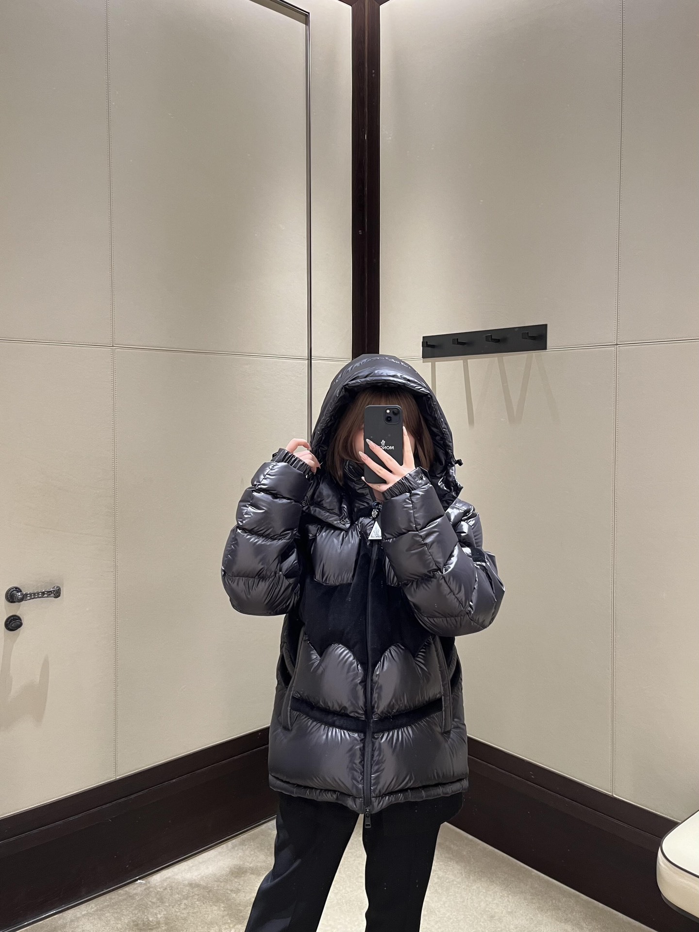 羽绒服-。Moncler 蝙蝠侠标识羽绒服
定制墨韵高级炭黑涂层风衣面料 定制韩韵流光丝绒针织面料 采用