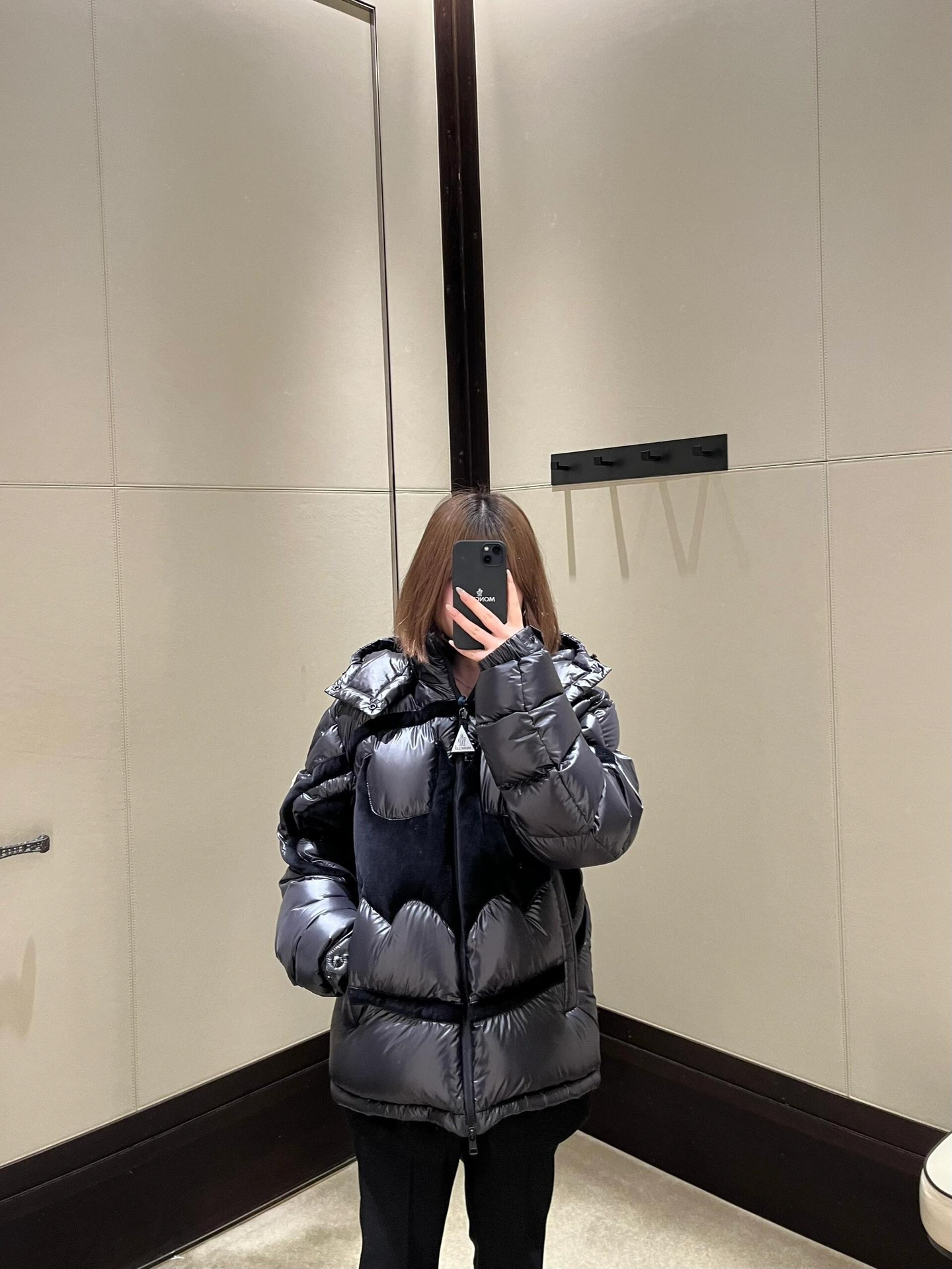 羽绒服-。Moncler 蝙蝠侠标识羽绒服
定制墨韵高级炭黑涂层风衣面料 定制韩韵流光丝绒针织面料 采用