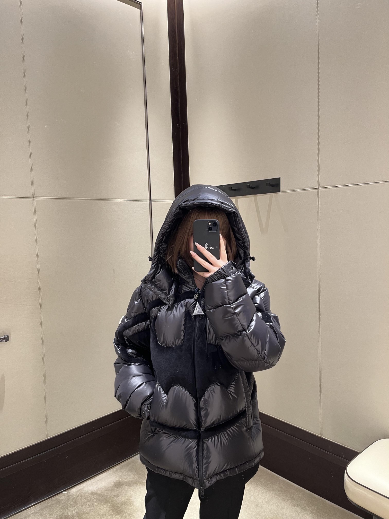 羽绒服-。Moncler 蝙蝠侠标识羽绒服
定制墨韵高级炭黑涂层风衣面料 定制韩韵流光丝绒针织面料 采用