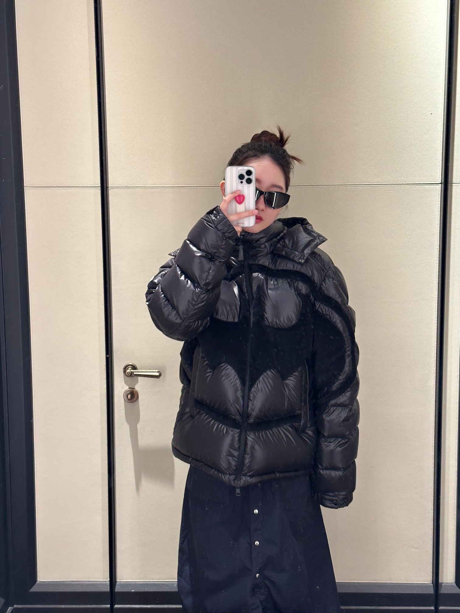 羽绒服-。Moncler 蝙蝠侠标识羽绒服
定制墨韵高级炭黑涂层风衣面料 定制韩韵流光丝绒针织面料 采用