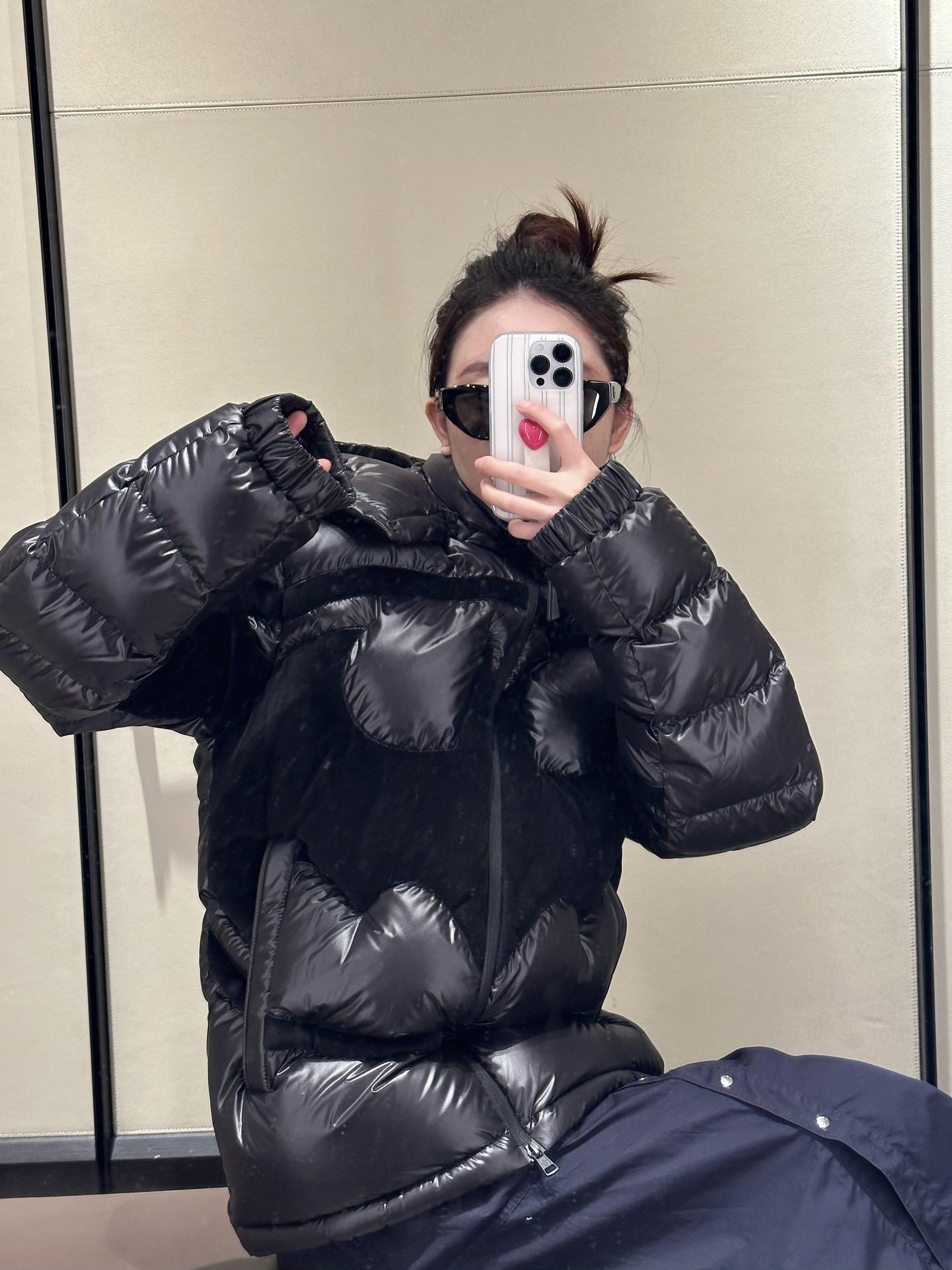 羽绒服-。Moncler 蝙蝠侠标识羽绒服
定制墨韵高级炭黑涂层风衣面料 定制韩韵流光丝绒针织面料 采用