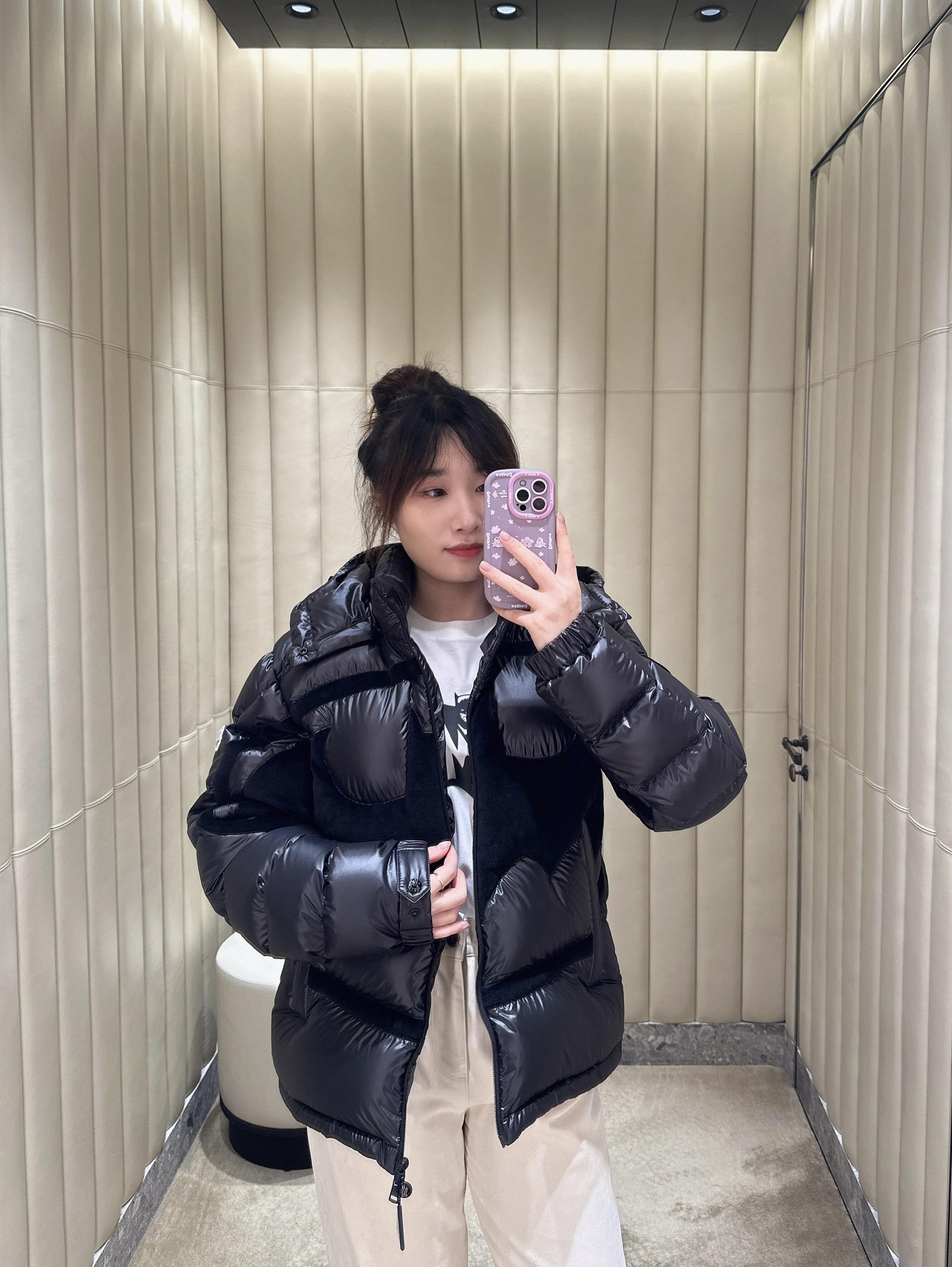 羽绒服-。Moncler 蝙蝠侠标识羽绒服
定制墨韵高级炭黑涂层风衣面料 定制韩韵流光丝绒针织面料 采用