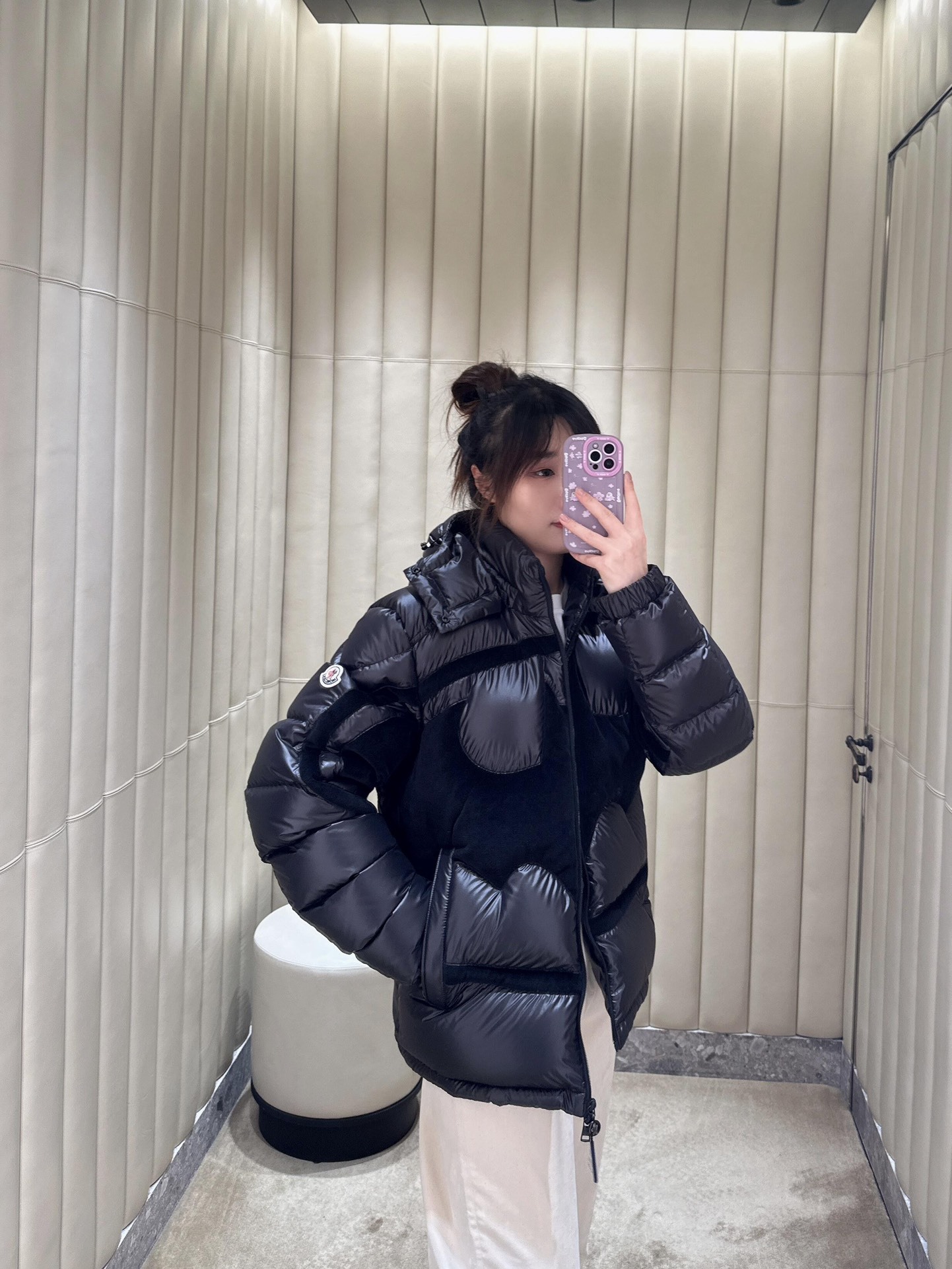 羽绒服-。Moncler 蝙蝠侠标识羽绒服
定制墨韵高级炭黑涂层风衣面料 定制韩韵流光丝绒针织面料 采用
