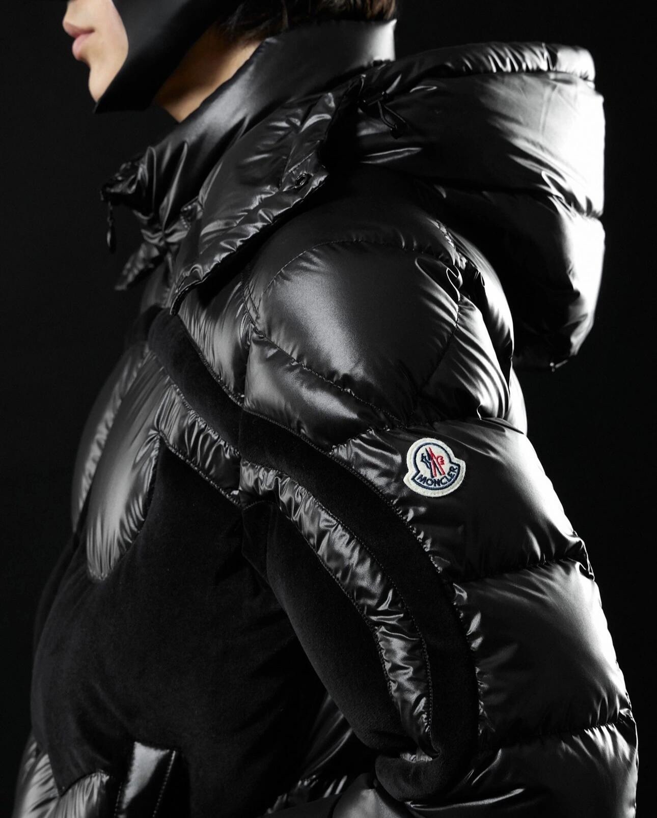 羽绒服-。Moncler 蝙蝠侠标识羽绒服
定制墨韵高级炭黑涂层风衣面料 定制韩韵流光丝绒针织面料 采用