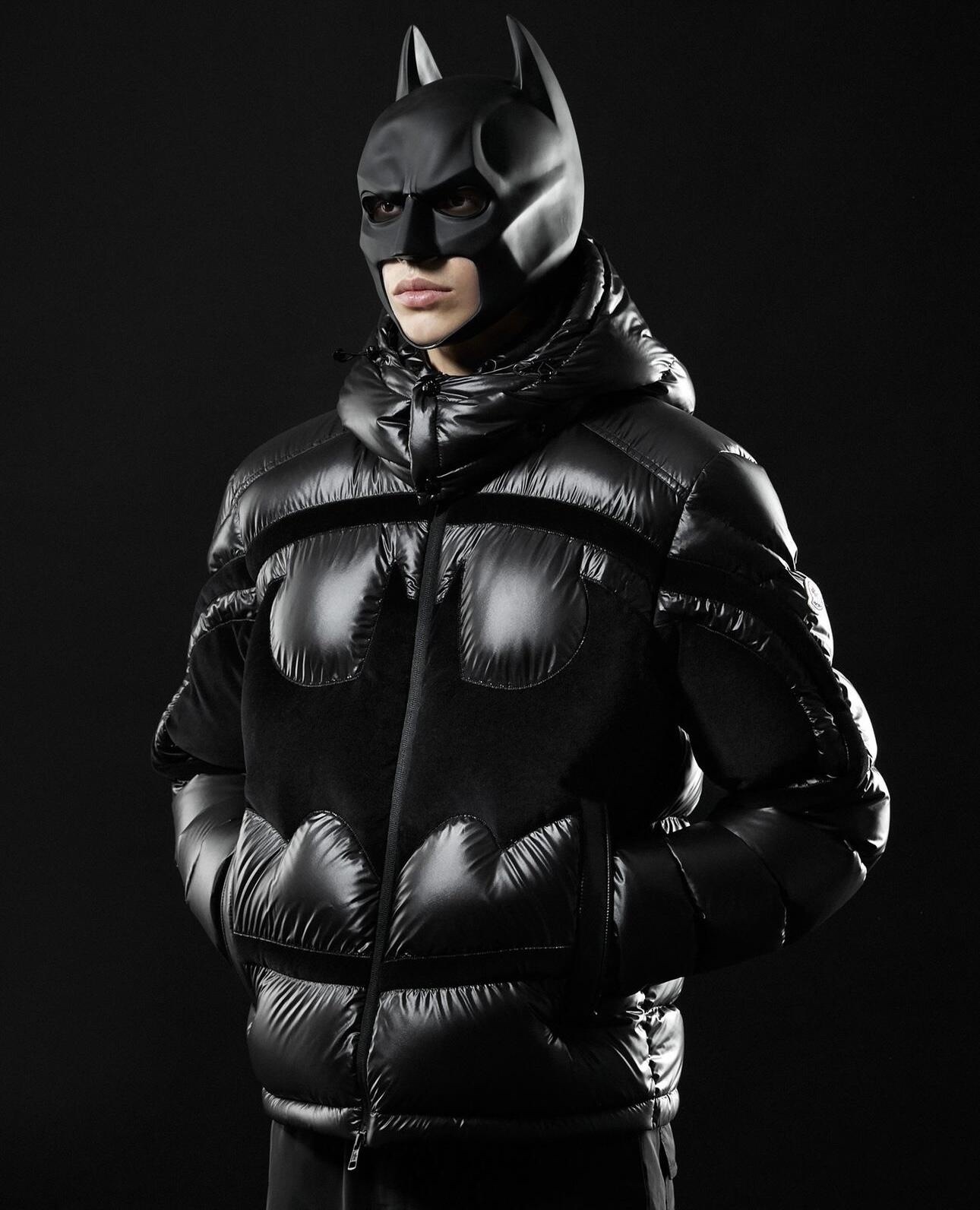 羽绒服-。Moncler 蝙蝠侠标识羽绒服
定制墨韵高级炭黑涂层风衣面料 定制韩韵流光丝绒针织面料 采用