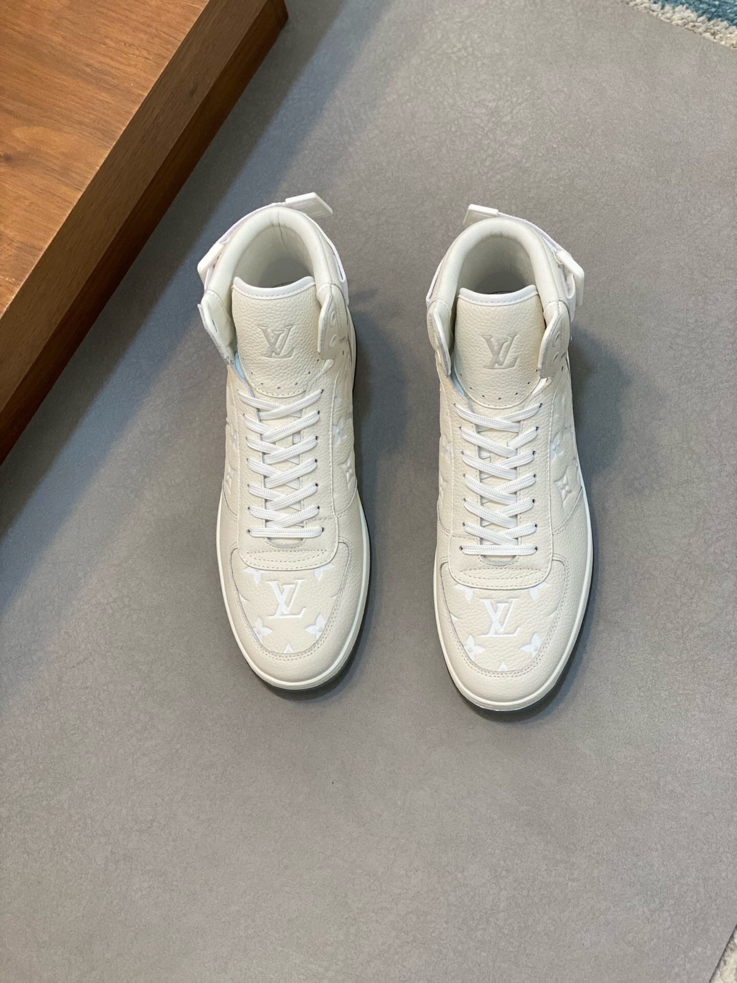 NO:219647,Brand LOUIS VUITTON original color matching code number 38-44 customized 45.46 price Material new Louis Vuitton high top casual shoes!  High-quality Labon craft upper is made of cowhide with original material LV printing. Comfortable and breathable mesh inner cowhide stepping style. Simple and atmospheric LV original outsole, Louis Vuitton, louis vuitton, louis vuitton, louis vuitton, louis vuitton, cowhide19860909品牌LOUIS VUITTON 颜色原版配色 码数38-44定做45.46 价格 材质路易威登新款 高帮 休闲鞋！高品质拉邦工艺鞋面采用牛皮搭配原版材质LV印花 舒适透气网布内里牛皮垫脚版型时尚 简单大气LV原版大底,路易威登,louis vuitton,louis vuitton,louis vuitton,cowhide,Men's shoes