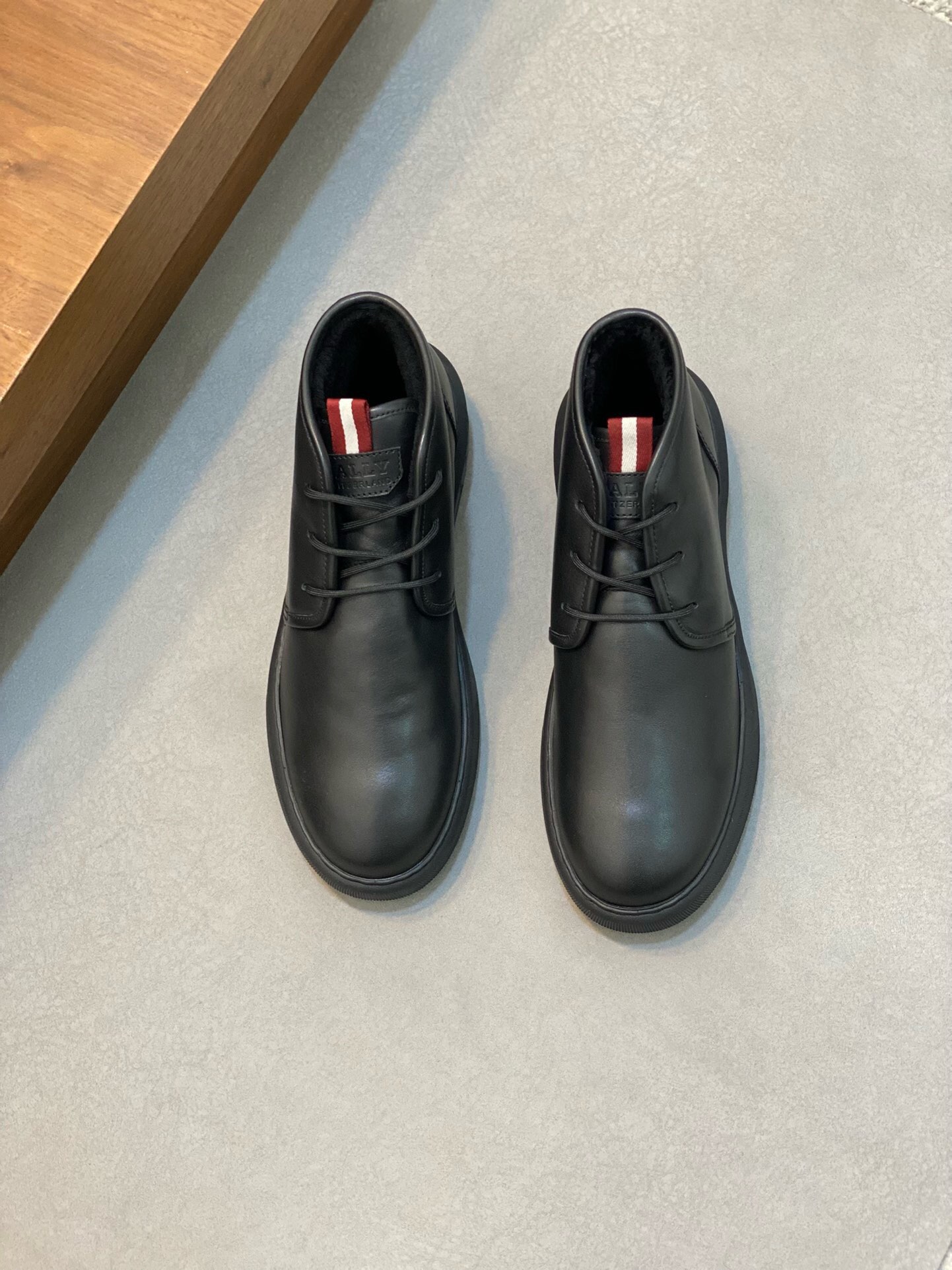 NO:217817,Brand B A L L Y original color matching code number 39-43 standard code Price Material Bally new men's high top classic casual shoes simple atmospheric super high style selection with top layer cowhide with luxurious warm wool smooth lines light and comfortable original wear-resistant rubber outsole, Bally casual shoes, ballly, cowhide19860909品牌B A L L Y 颜色原版配色 码数39-43标准码 价格 材质巴利新款男士 高帮 经典休闲鞋简约大气超高逼格选用头层牛皮搭配搭配奢华保暖羊毛内里流畅线条轻便舒适原版耐磨橡胶大底,巴利 休闲鞋,bally,cowhide,Men's shoes