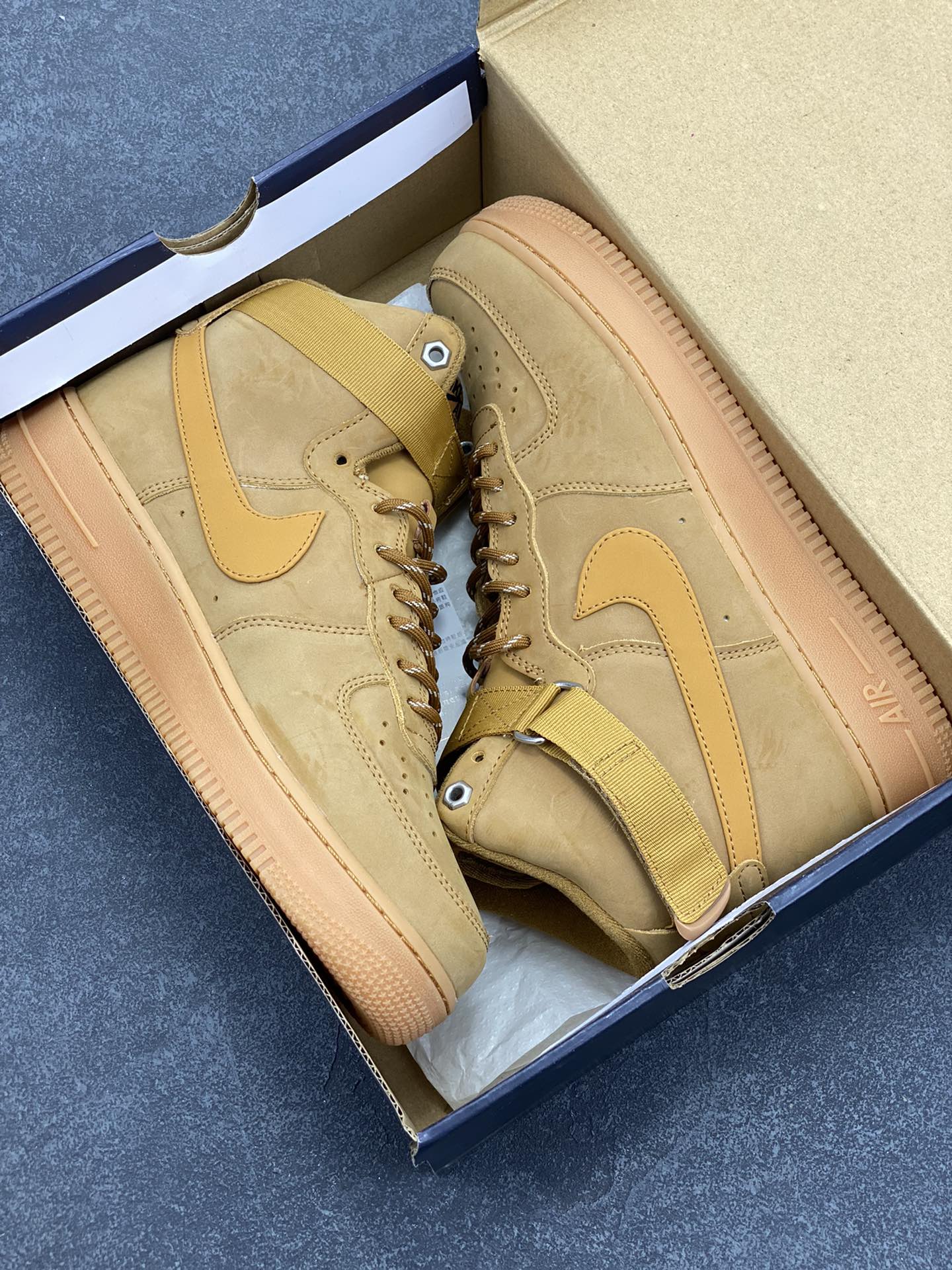 图片[9]-福利特价 Nike Air Force 1\’07 高帮小麦 空军一号休闲运动板鞋 原楦头原纸板 打造纯正空军版型#专注外贸渠道 全掌内置蜂窝气垫 #原盒配件 原厂中底钢印、拉帮完美 货号：DJ9178-200 尺码：36 36.5 37.5 38 38.5 39 40 40.5 41 42 42.5 43 44 44.5 45-选品中心