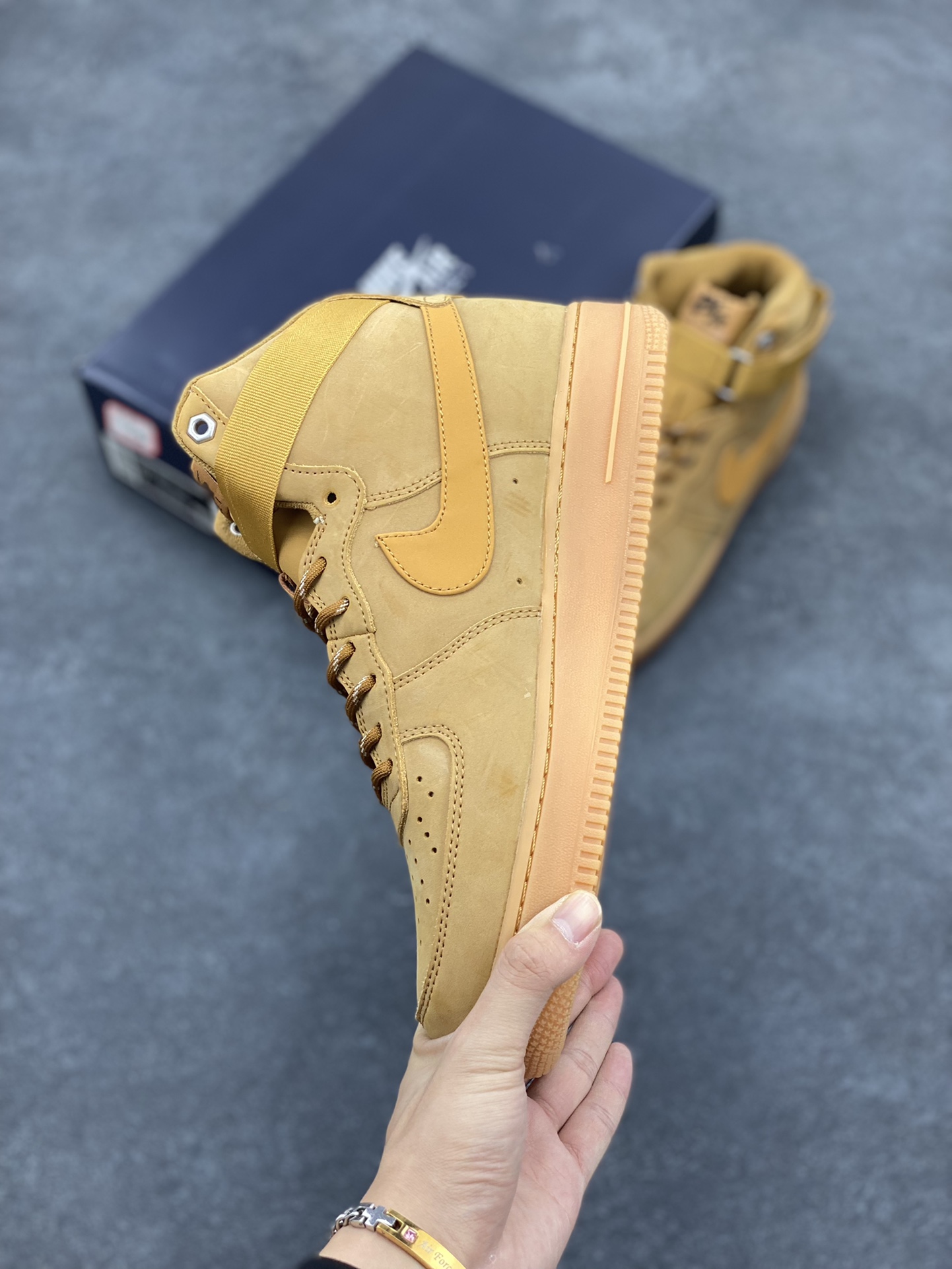 图片[3]-福利特价 Nike Air Force 1\’07 高帮小麦 空军一号休闲运动板鞋 原楦头原纸板 打造纯正空军版型#专注外贸渠道 全掌内置蜂窝气垫 #原盒配件 原厂中底钢印、拉帮完美 货号：DJ9178-200 尺码：36 36.5 37.5 38 38.5 39 40 40.5 41 42 42.5 43 44 44.5 45-选品中心