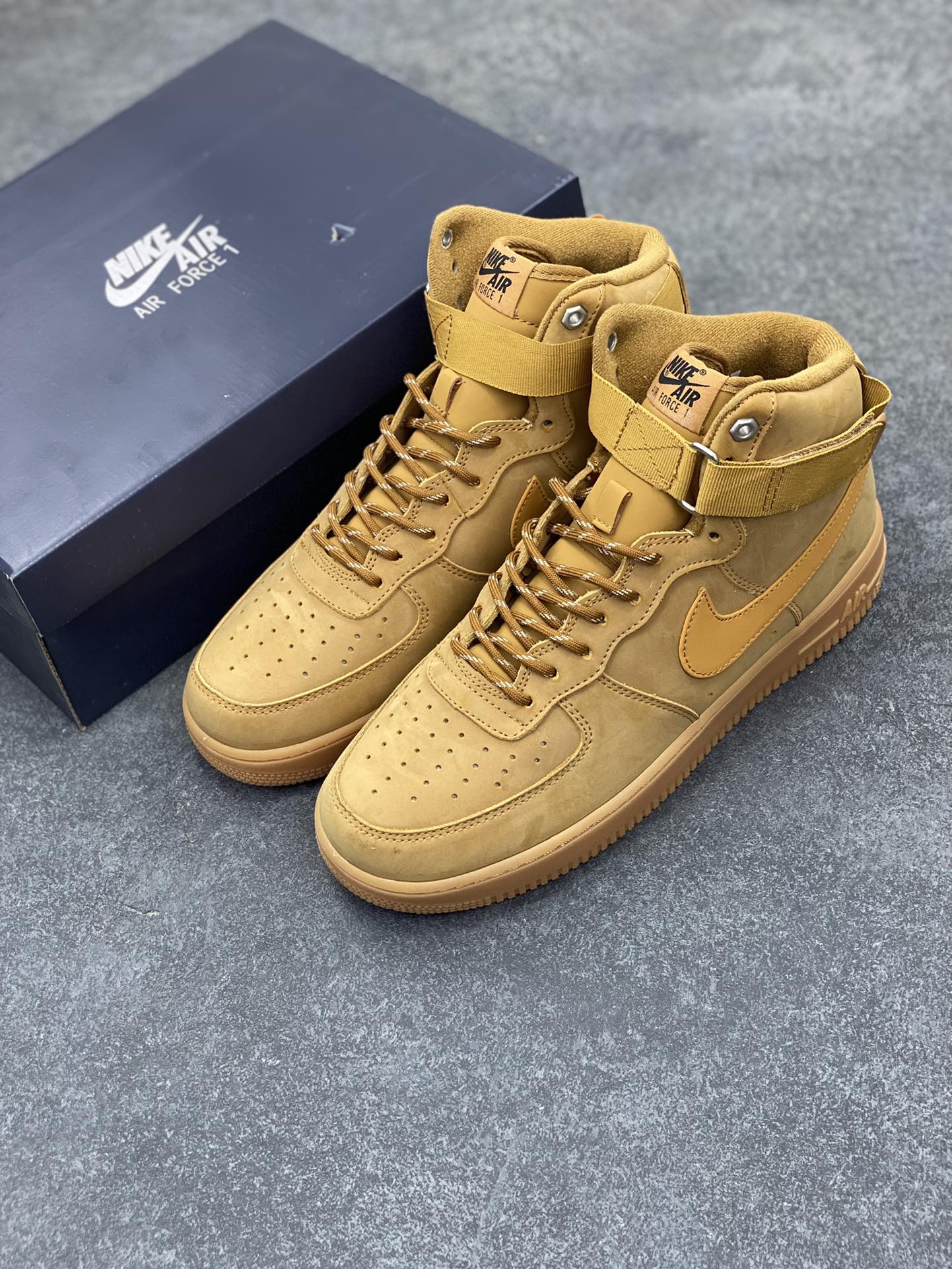 图片[8]-福利特价 Nike Air Force 1\’07 高帮小麦 空军一号休闲运动板鞋 原楦头原纸板 打造纯正空军版型#专注外贸渠道 全掌内置蜂窝气垫 #原盒配件 原厂中底钢印、拉帮完美 货号：DJ9178-200 尺码：36 36.5 37.5 38 38.5 39 40 40.5 41 42 42.5 43 44 44.5 45-选品中心