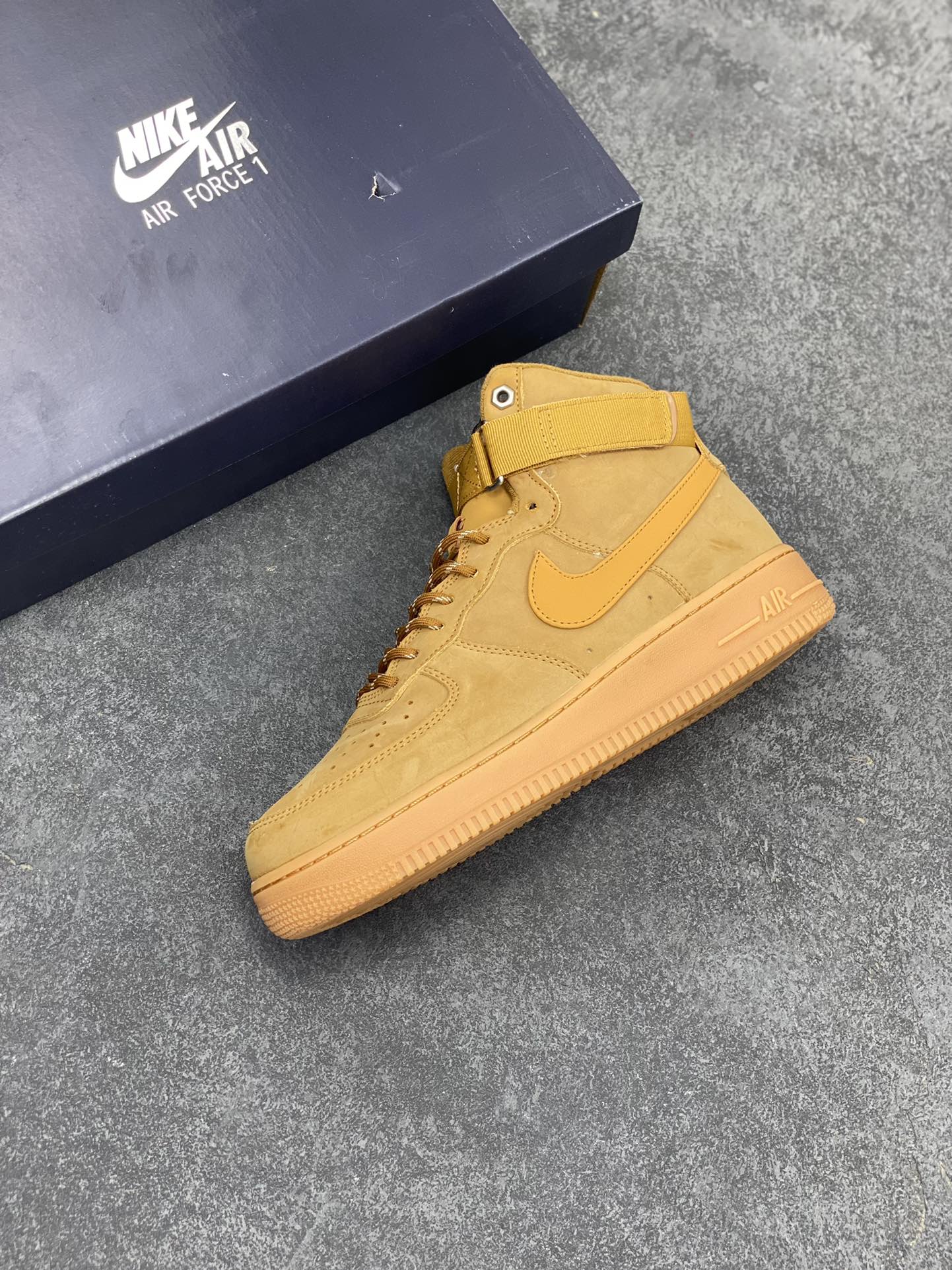 图片[7]-福利特价 Nike Air Force 1\’07 高帮小麦 空军一号休闲运动板鞋 原楦头原纸板 打造纯正空军版型#专注外贸渠道 全掌内置蜂窝气垫 #原盒配件 原厂中底钢印、拉帮完美 货号：DJ9178-200 尺码：36 36.5 37.5 38 38.5 39 40 40.5 41 42 42.5 43 44 44.5 45-选品中心