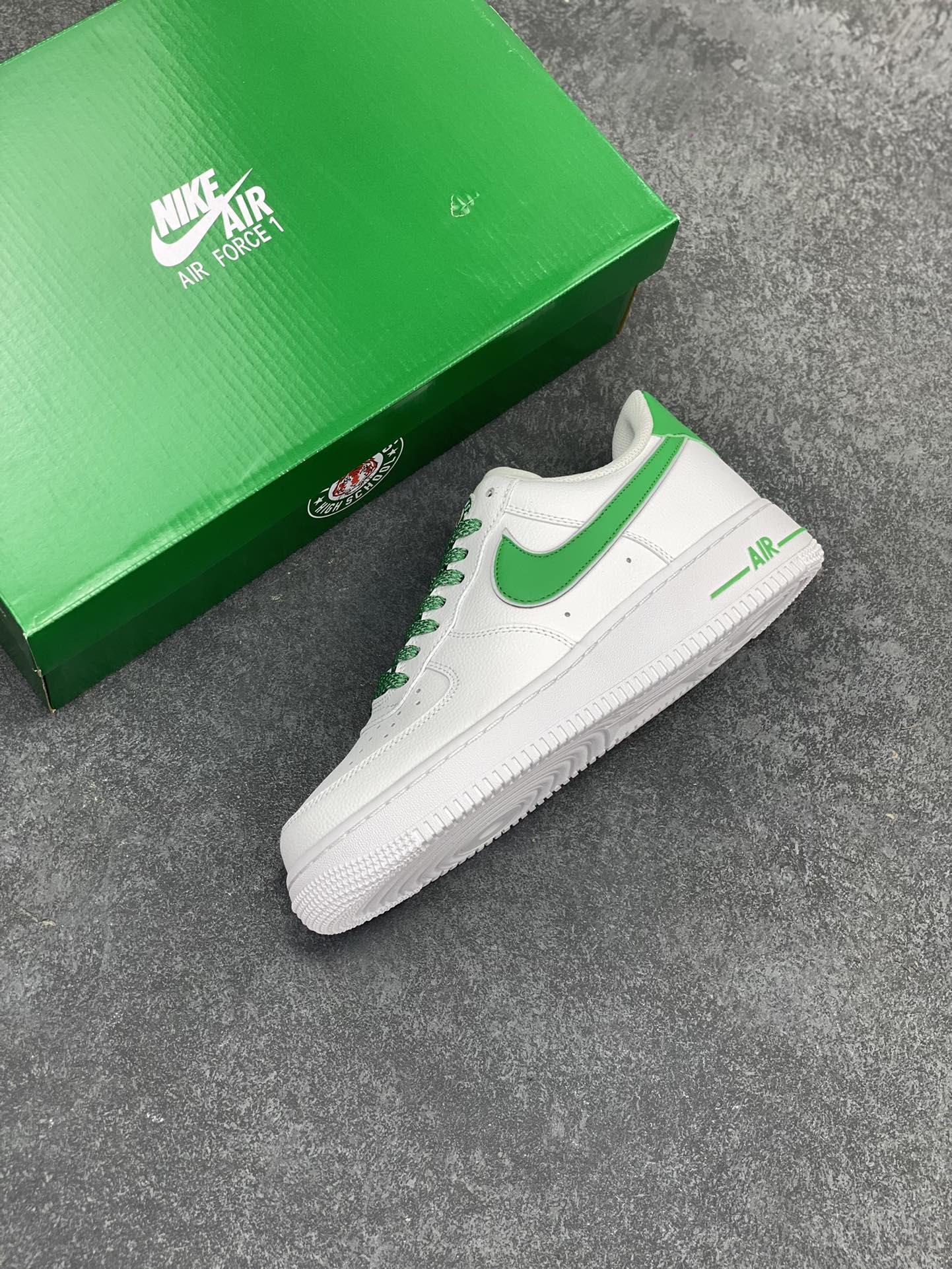 图片[7]-福利特价 Air Force 1\’07 x Stranger Things “Hawkins High” 怪奇物语联名 3M反光 原楦头原纸板 打造最纯正空军版型 专注外贸渠道 内置全掌气垫 原盒配件 货号：CU9225-800 尺码：36 36.5 37.5 38 38.5 39 40 40.5 41 42 42.5 43 44 44.5 45-选品中心