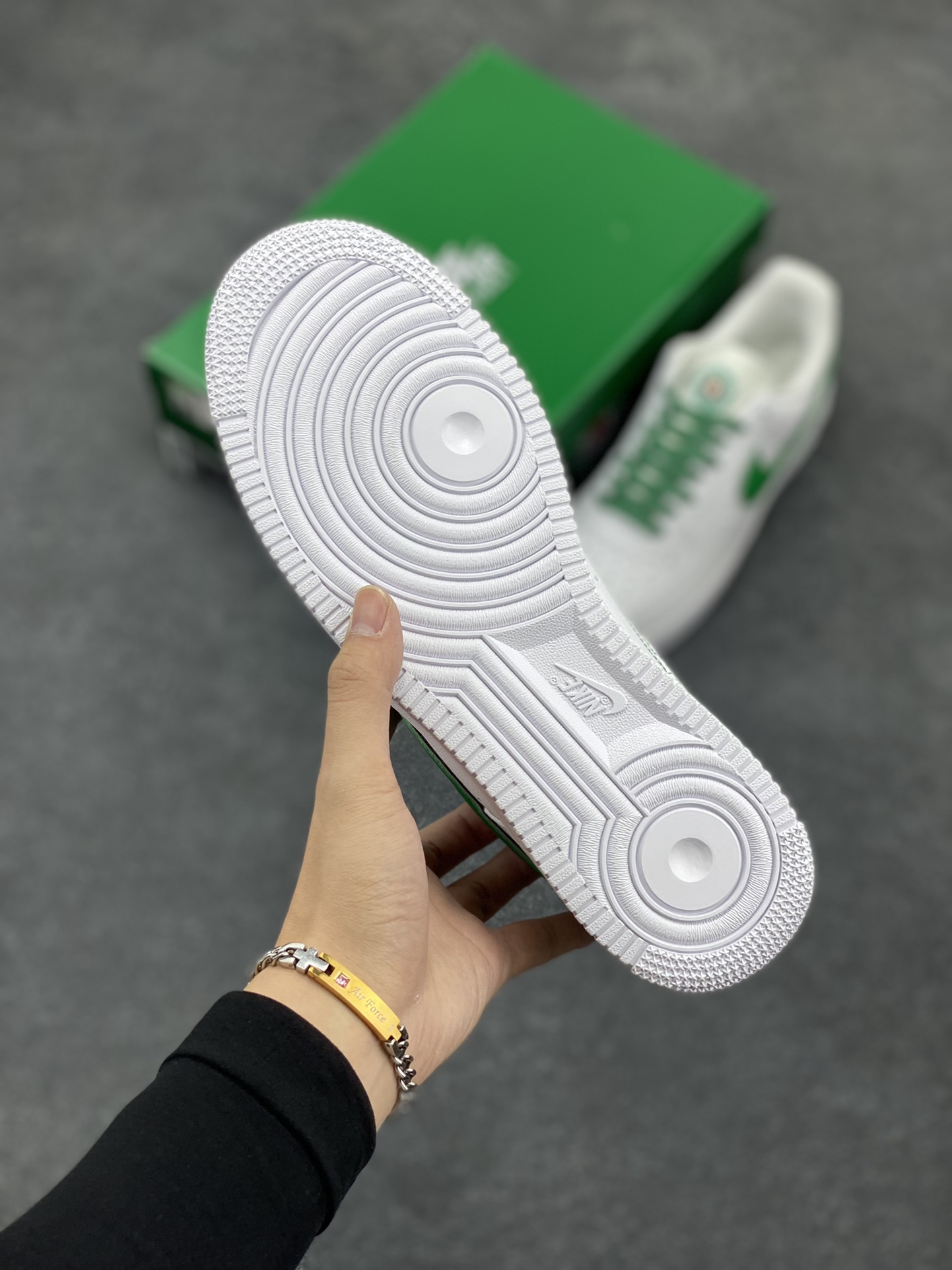 图片[5]-福利特价 Air Force 1\’07 x Stranger Things “Hawkins High” 怪奇物语联名 3M反光 原楦头原纸板 打造最纯正空军版型 专注外贸渠道 内置全掌气垫 原盒配件 货号：CU9225-800 尺码：36 36.5 37.5 38 38.5 39 40 40.5 41 42 42.5 43 44 44.5 45-选品中心