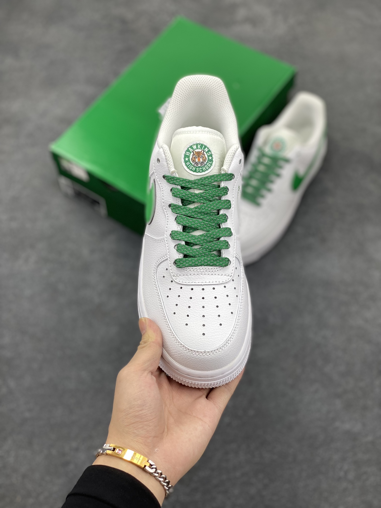 图片[2]-福利特价 Air Force 1\’07 x Stranger Things “Hawkins High” 怪奇物语联名 3M反光 原楦头原纸板 打造最纯正空军版型 专注外贸渠道 内置全掌气垫 原盒配件 货号：CU9225-800 尺码：36 36.5 37.5 38 38.5 39 40 40.5 41 42 42.5 43 44 44.5 45-选品中心