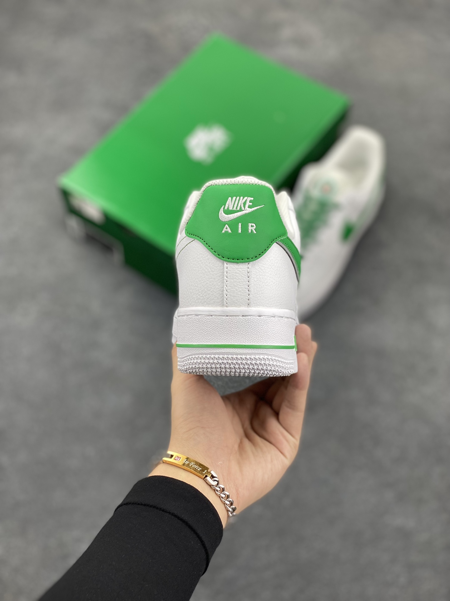 图片[4]-福利特价 Air Force 1\’07 x Stranger Things “Hawkins High” 怪奇物语联名 3M反光 原楦头原纸板 打造最纯正空军版型 专注外贸渠道 内置全掌气垫 原盒配件 货号：CU9225-800 尺码：36 36.5 37.5 38 38.5 39 40 40.5 41 42 42.5 43 44 44.5 45-选品中心