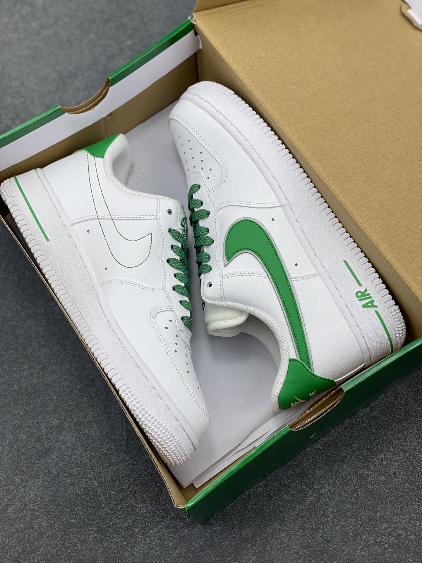 图片[9]-福利特价 Air Force 1\’07 x Stranger Things “Hawkins High” 怪奇物语联名 3M反光 原楦头原纸板 打造最纯正空军版型 专注外贸渠道 内置全掌气垫 原盒配件 货号：CU9225-800 尺码：36 36.5 37.5 38 38.5 39 40 40.5 41 42 42.5 43 44 44.5 45-选品中心