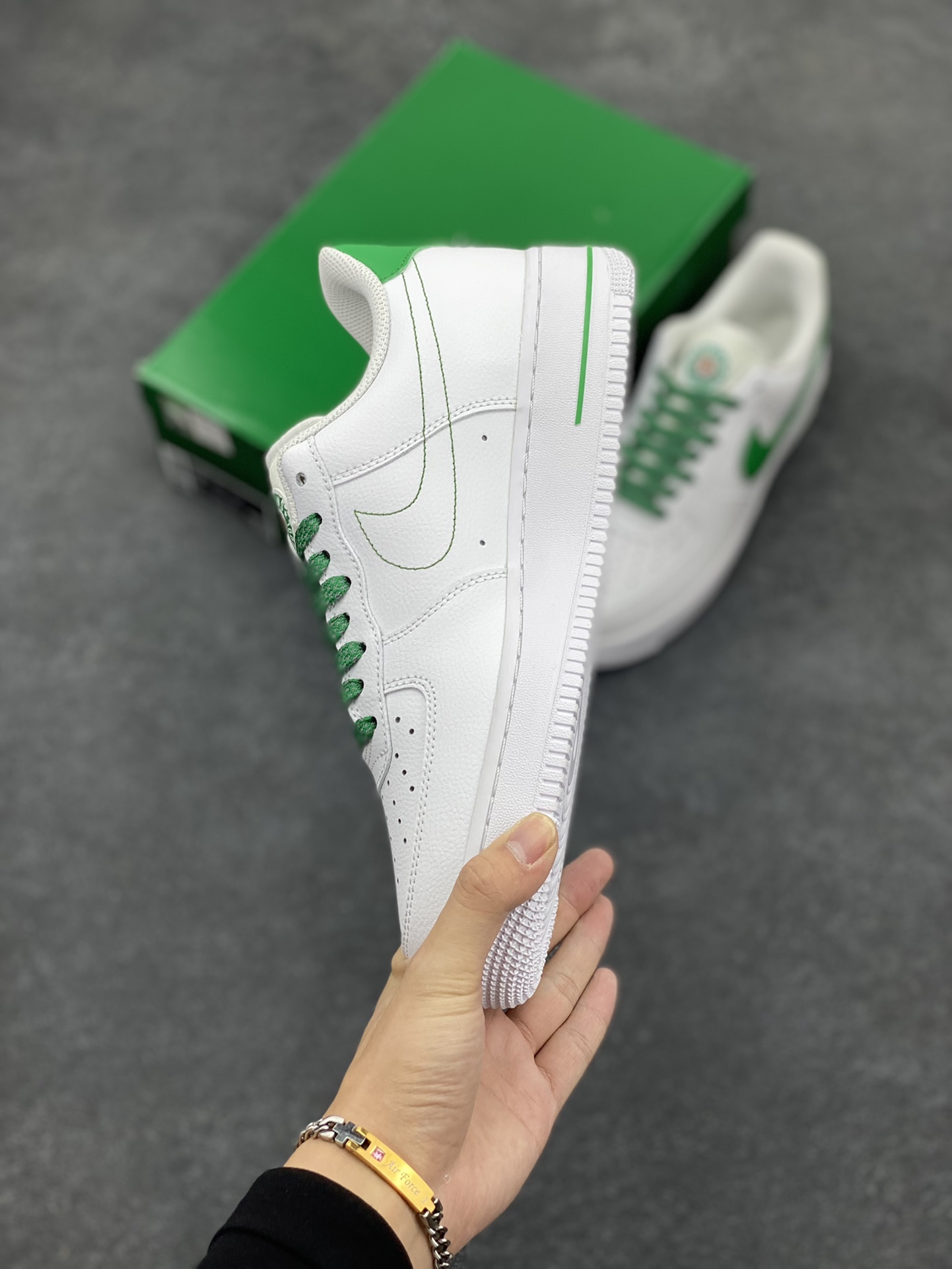 图片[3]-福利特价 Air Force 1\’07 x Stranger Things “Hawkins High” 怪奇物语联名 3M反光 原楦头原纸板 打造最纯正空军版型 专注外贸渠道 内置全掌气垫 原盒配件 货号：CU9225-800 尺码：36 36.5 37.5 38 38.5 39 40 40.5 41 42 42.5 43 44 44.5 45-选品中心