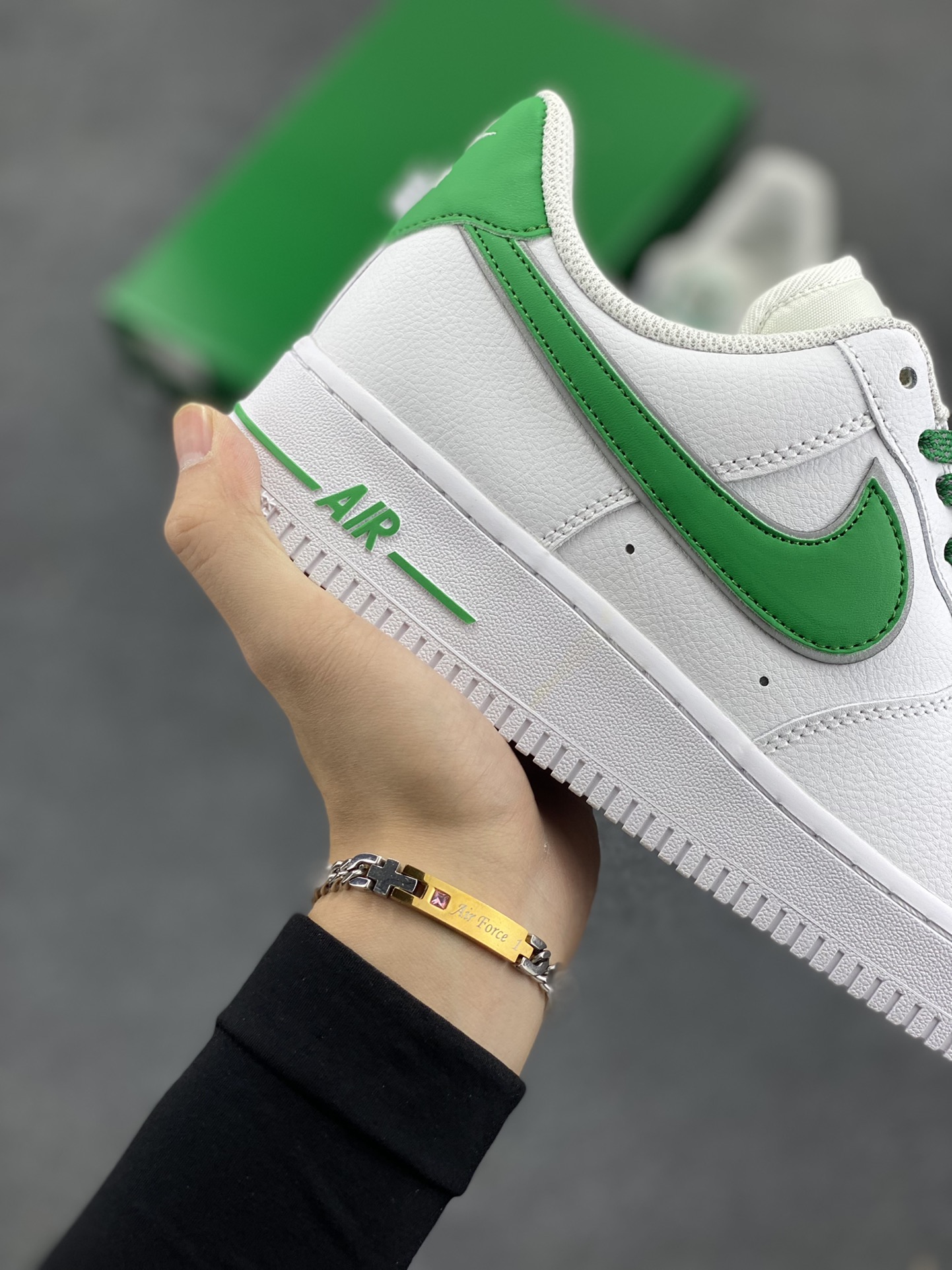 图片[6]-福利特价 Air Force 1\’07 x Stranger Things “Hawkins High” 怪奇物语联名 3M反光 原楦头原纸板 打造最纯正空军版型 专注外贸渠道 内置全掌气垫 原盒配件 货号：CU9225-800 尺码：36 36.5 37.5 38 38.5 39 40 40.5 41 42 42.5 43 44 44.5 45-选品中心