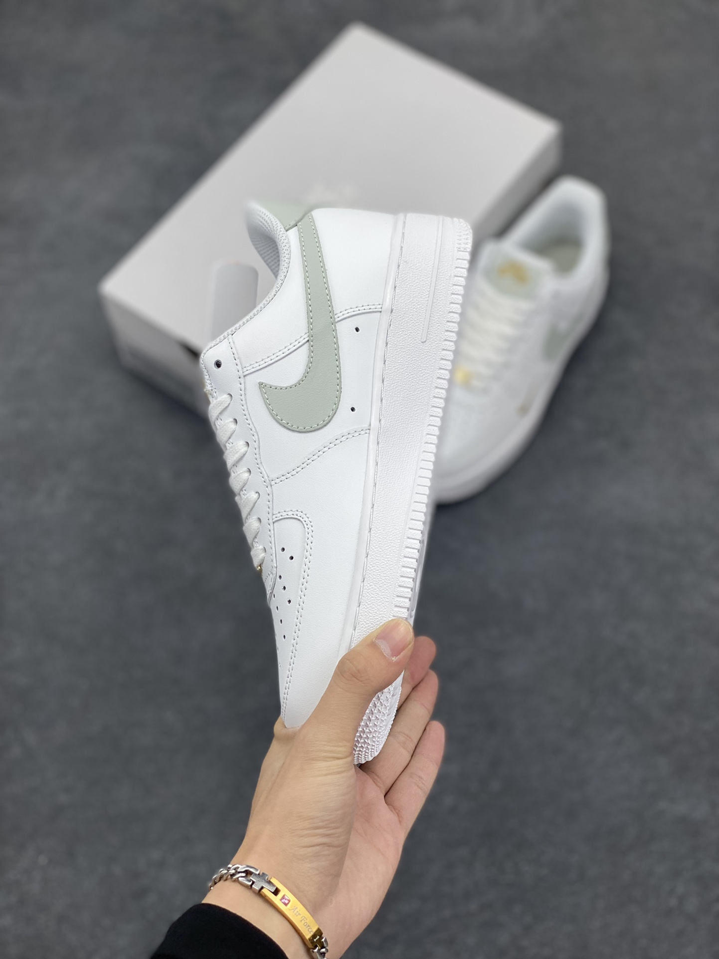 图片[3]-Nike Air Force 1 Low 灰绿小双勾 空军一号低帮运动休闲板鞋 原楦头原纸板 打造纯正空军版型#专注外贸渠道 全掌内置蜂窝气垫 #原盒配件 原厂中底钢印、拉帮完美 货号：CZ0270-106 尺码：36 36.5 37.5 38 38.5 39 40 40.5 41 42 42.5 43 44 44.5 45-选品中心