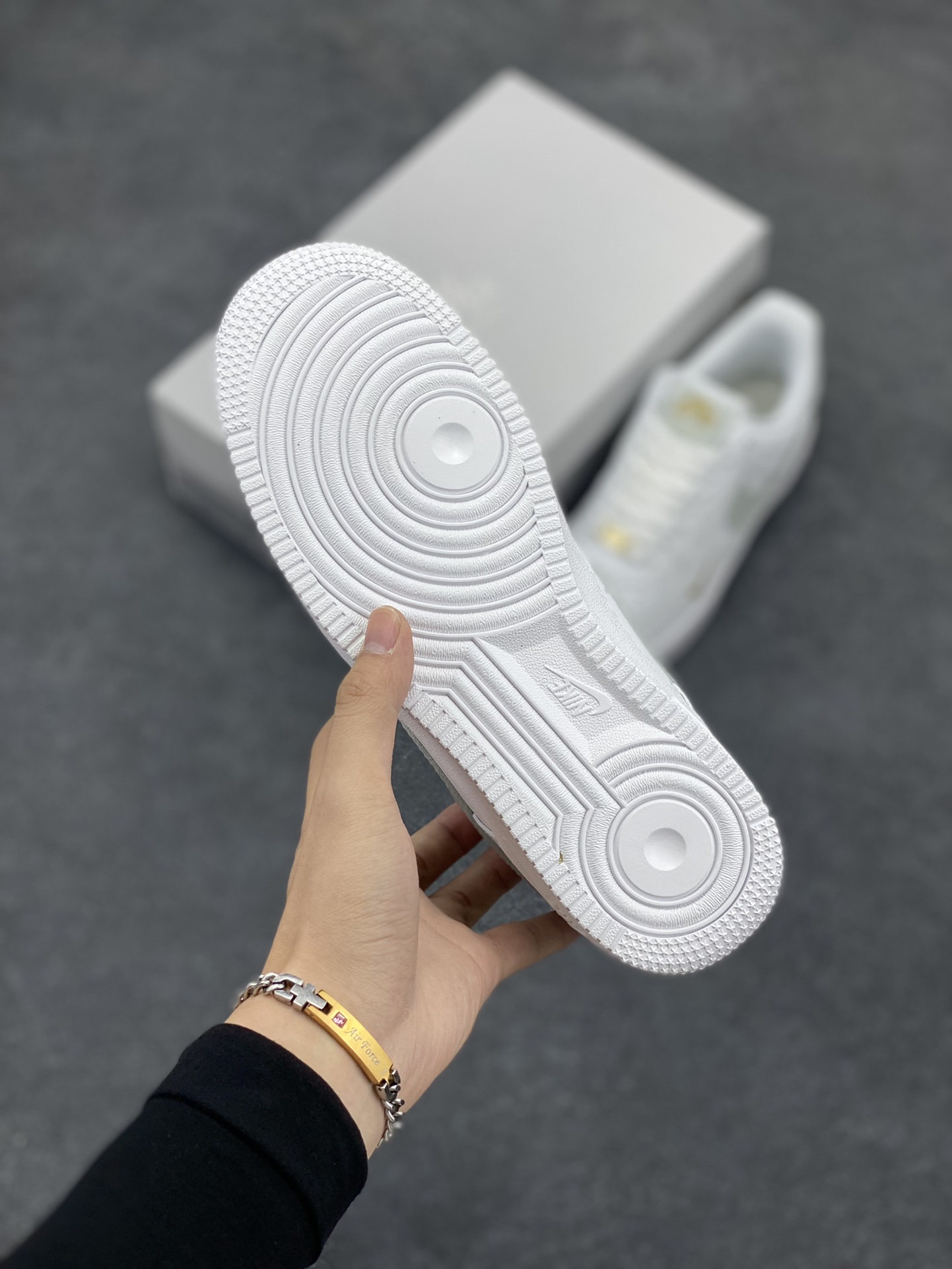 图片[5]-Nike Air Force 1 Low 灰绿小双勾 空军一号低帮运动休闲板鞋 原楦头原纸板 打造纯正空军版型#专注外贸渠道 全掌内置蜂窝气垫 #原盒配件 原厂中底钢印、拉帮完美 货号：CZ0270-106 尺码：36 36.5 37.5 38 38.5 39 40 40.5 41 42 42.5 43 44 44.5 45-选品中心