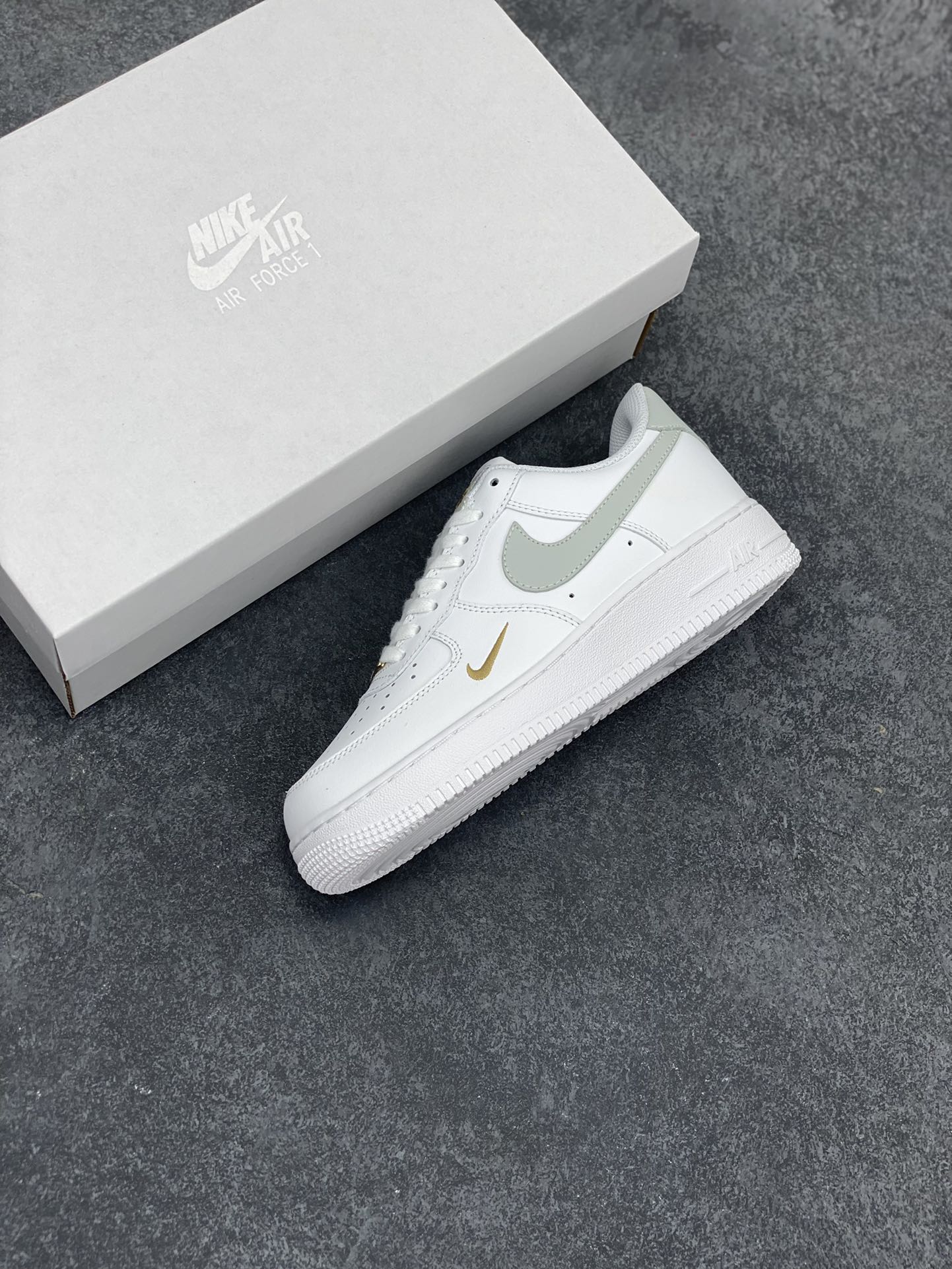 图片[7]-Nike Air Force 1 Low 灰绿小双勾 空军一号低帮运动休闲板鞋 原楦头原纸板 打造纯正空军版型#专注外贸渠道 全掌内置蜂窝气垫 #原盒配件 原厂中底钢印、拉帮完美 货号：CZ0270-106 尺码：36 36.5 37.5 38 38.5 39 40 40.5 41 42 42.5 43 44 44.5 45-选品中心