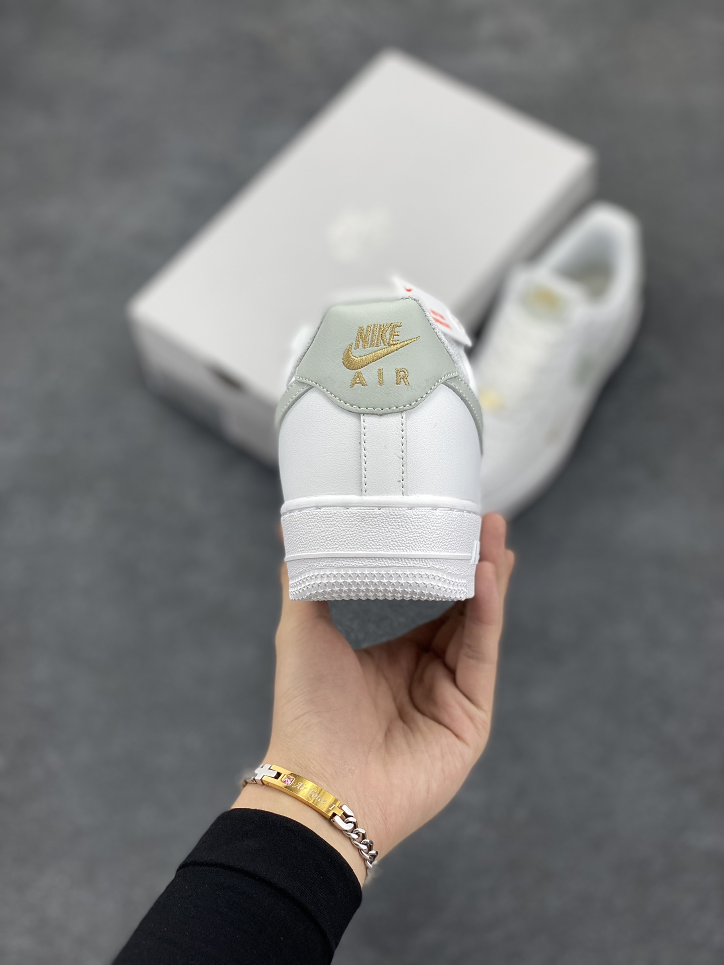 图片[4]-Nike Air Force 1 Low 灰绿小双勾 空军一号低帮运动休闲板鞋 原楦头原纸板 打造纯正空军版型#专注外贸渠道 全掌内置蜂窝气垫 #原盒配件 原厂中底钢印、拉帮完美 货号：CZ0270-106 尺码：36 36.5 37.5 38 38.5 39 40 40.5 41 42 42.5 43 44 44.5 45-选品中心