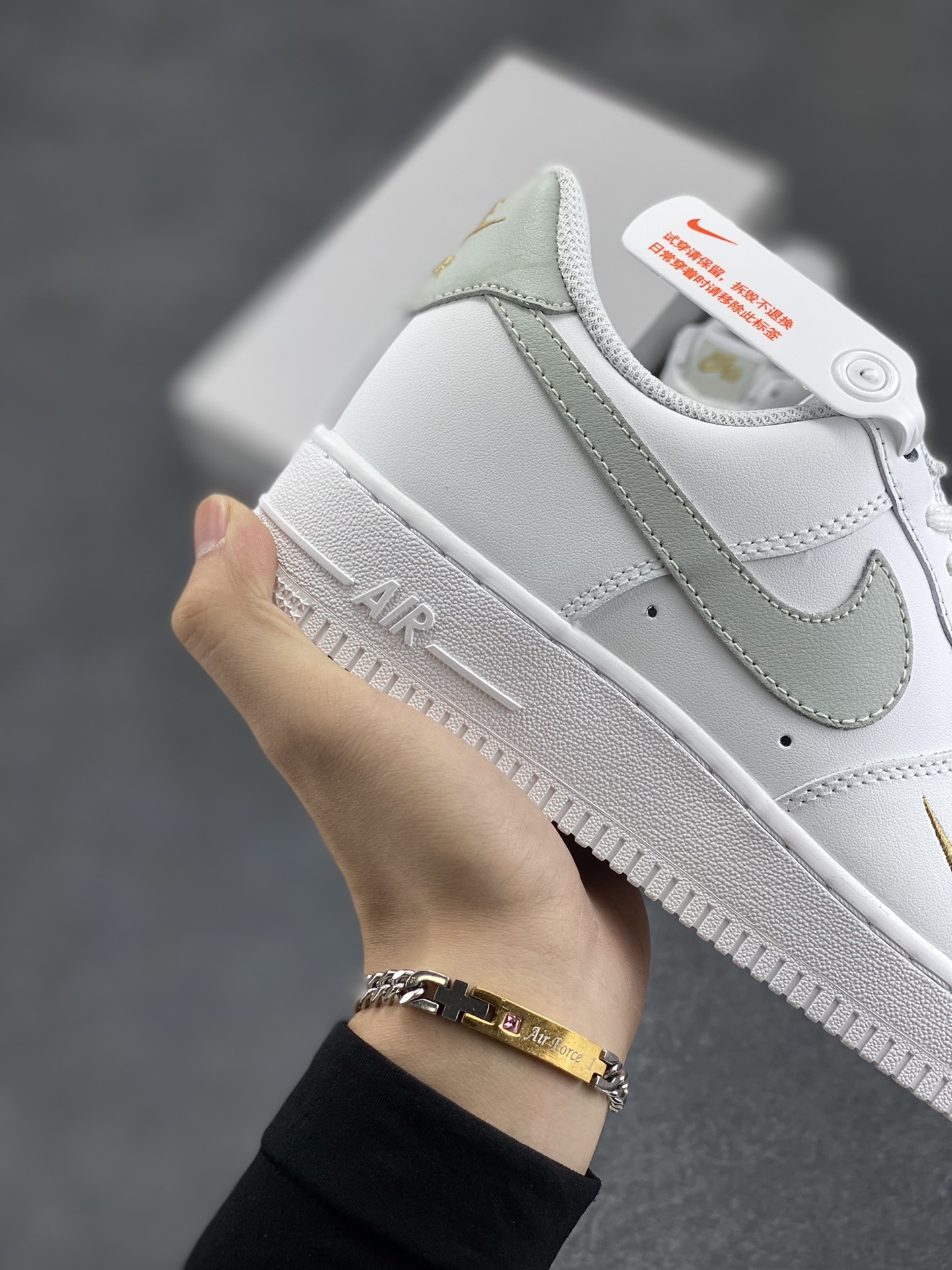 图片[6]-Nike Air Force 1 Low 灰绿小双勾 空军一号低帮运动休闲板鞋 原楦头原纸板 打造纯正空军版型#专注外贸渠道 全掌内置蜂窝气垫 #原盒配件 原厂中底钢印、拉帮完美 货号：CZ0270-106 尺码：36 36.5 37.5 38 38.5 39 40 40.5 41 42 42.5 43 44 44.5 45-选品中心